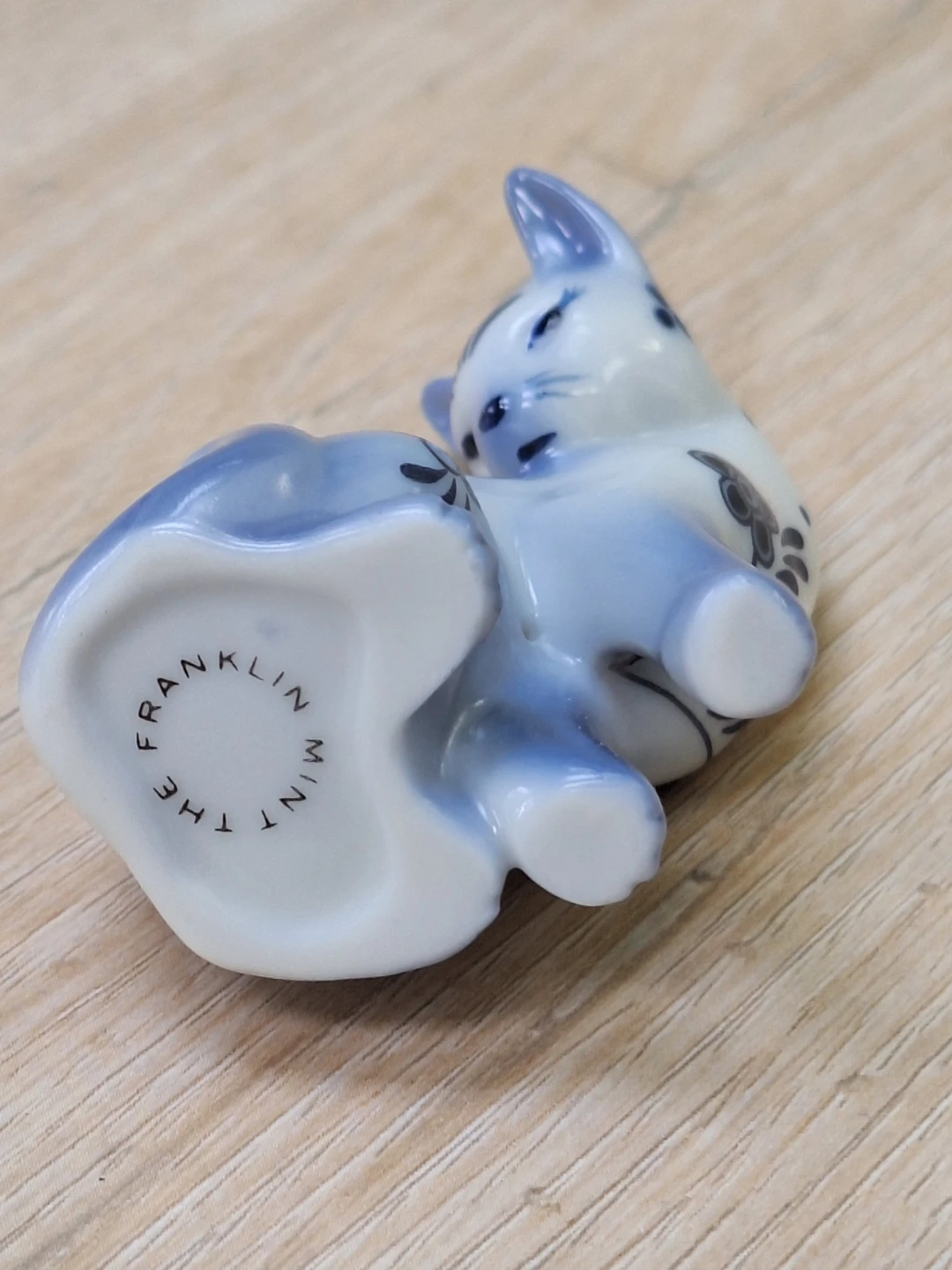 1986 Franklin Mint Delft-Style Cat Figurine Blue Floral - photo 2