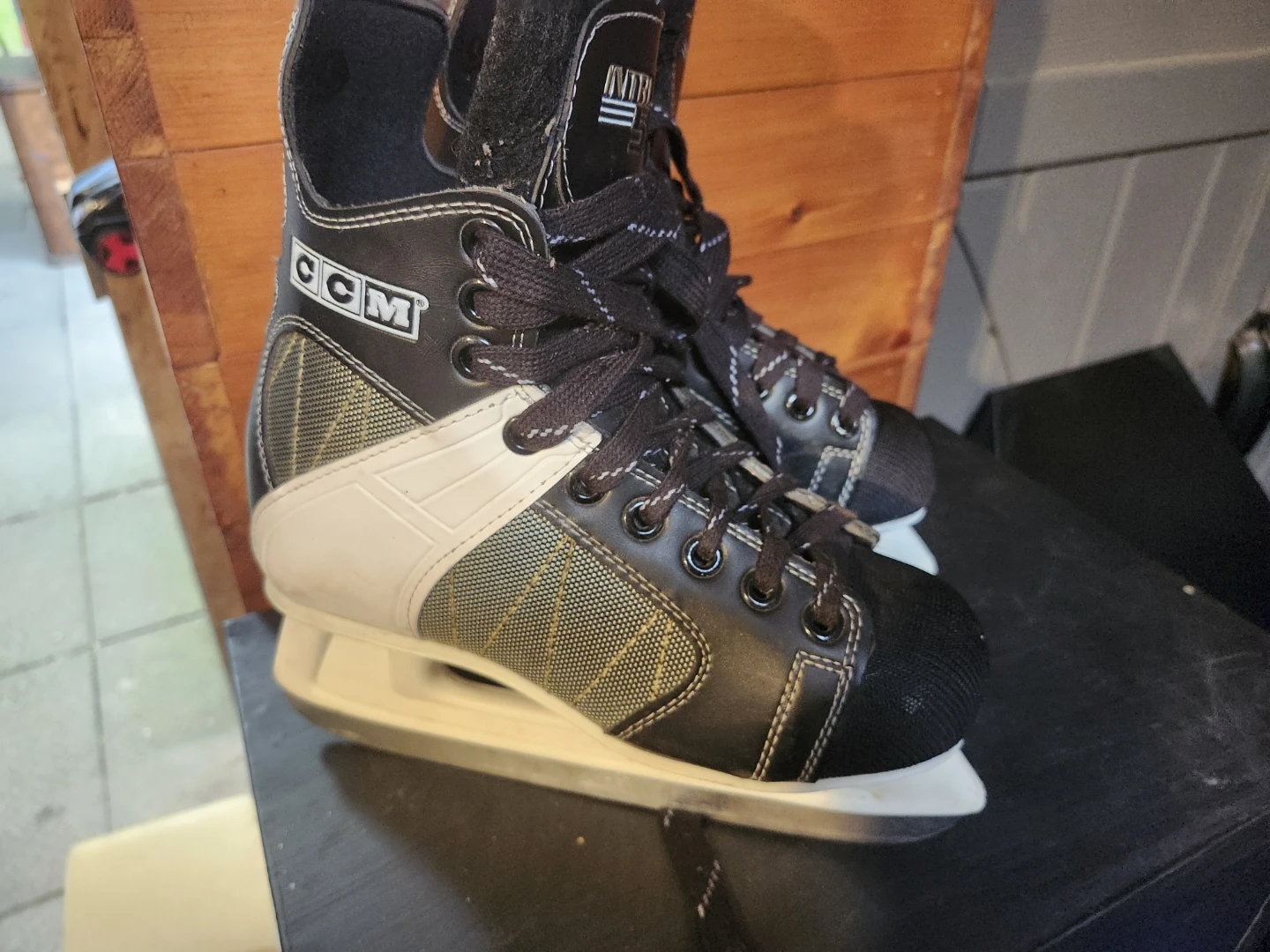 CCM Intruder 55 Ice Skates - Size 6 - photo 2