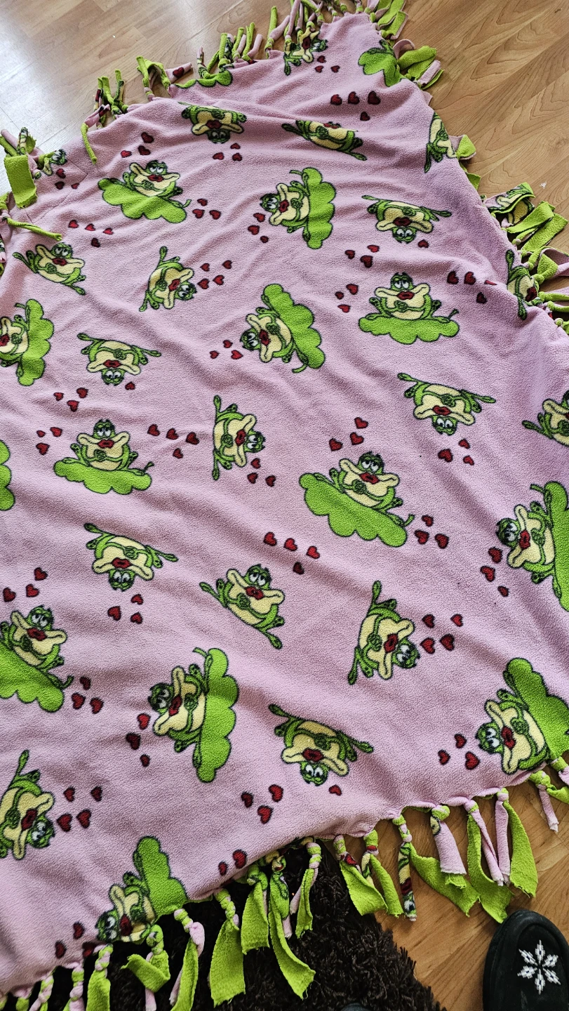 Frog Print Fleece Tie Blanket - photo 2