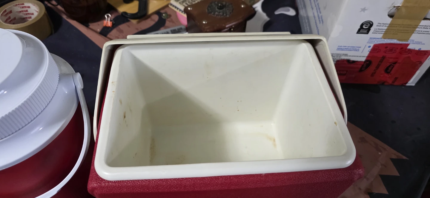 Igloo Little Playmate Cooler and Rubbermaid Beverage Jug - photo 4