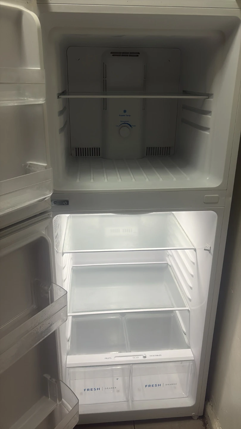 Frigidaire 24in wide White Top-Freezer Refrigerator - photo 2