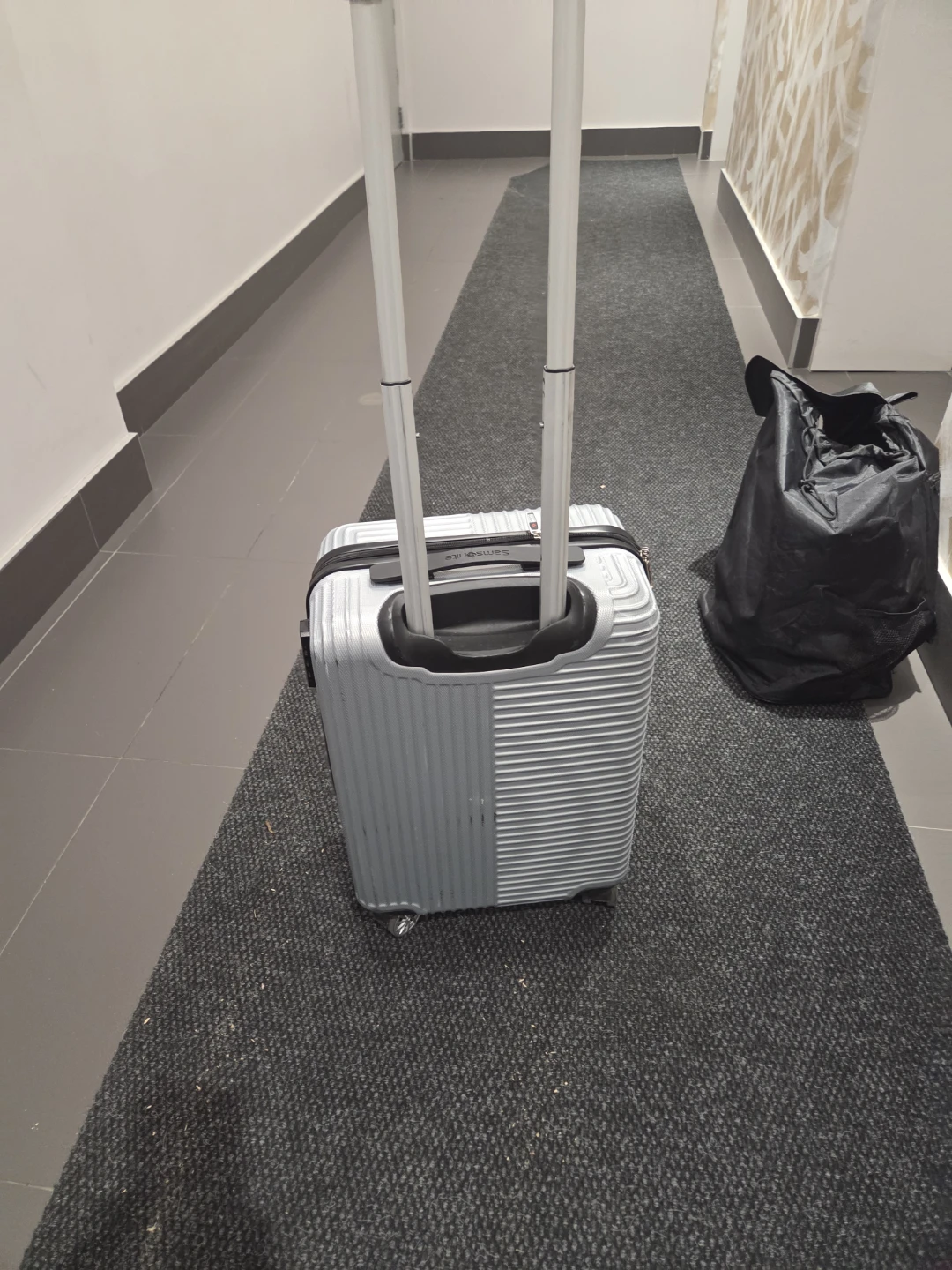 Samsonite hard shell carry-on suitcase - photo 4