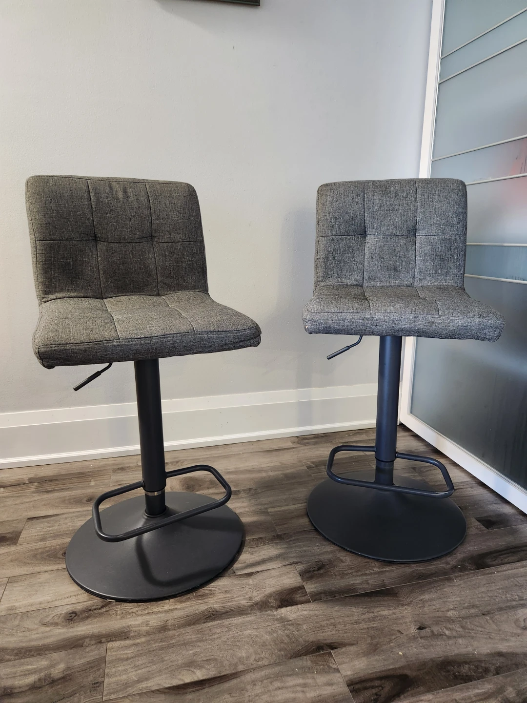 🇨🇦  2 Grey Swivel Bar Stools - photo 3