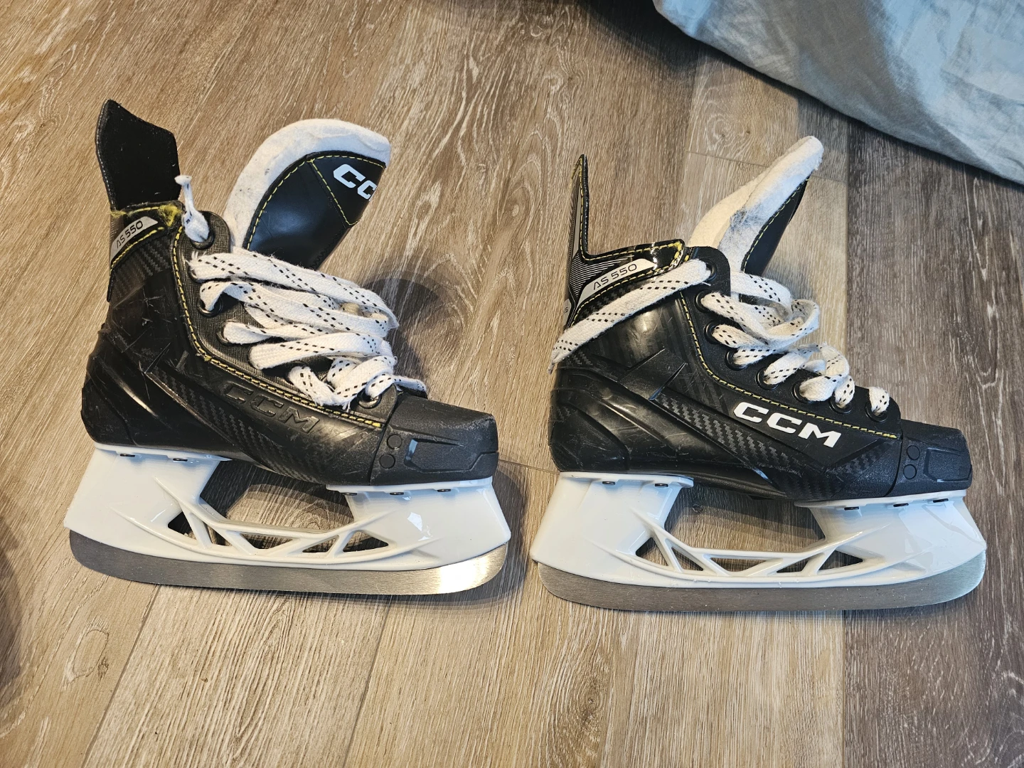 CCM Tacks AS-550 Junior Ice Skates - Size 1 Regular (With Box) - photo 3