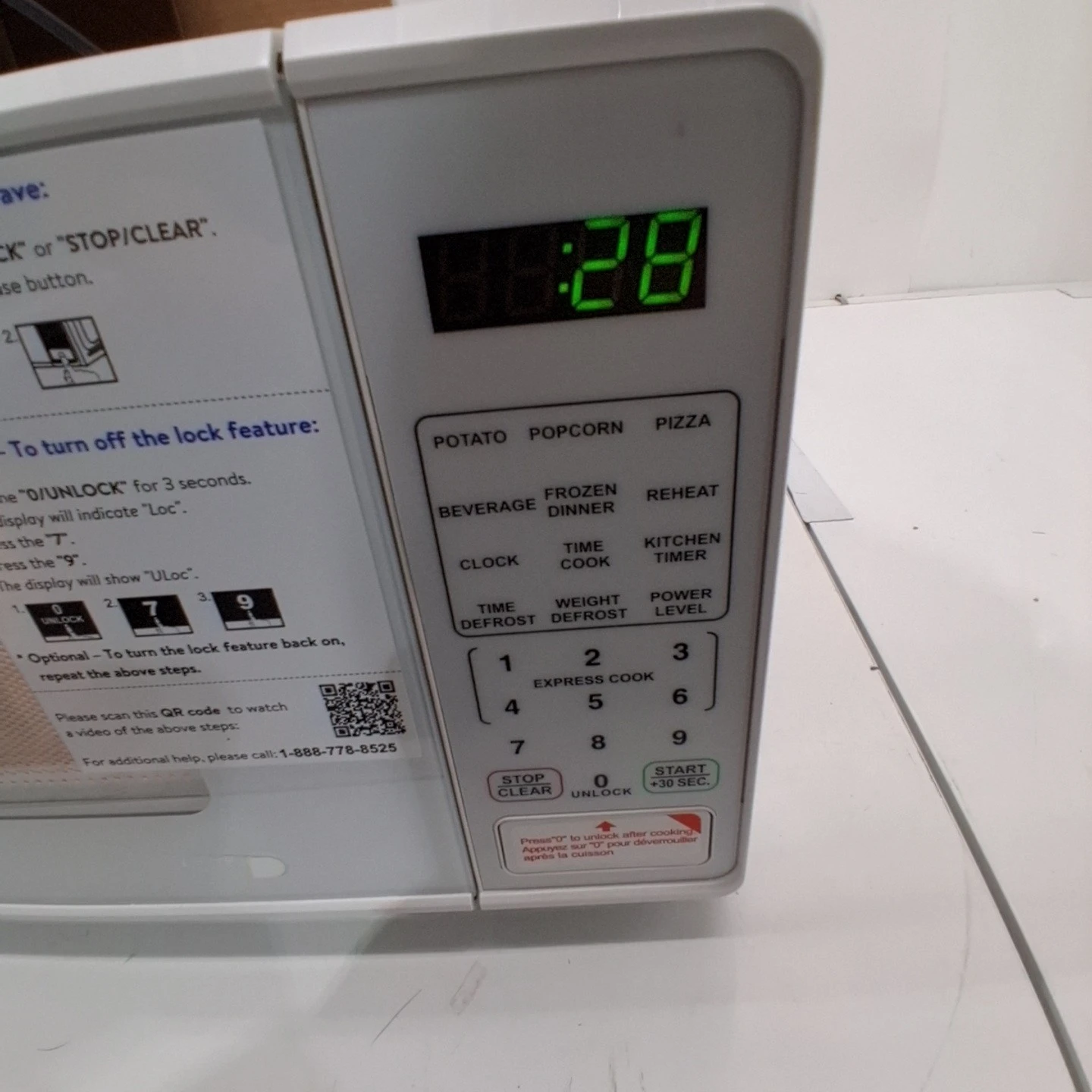NEW- Mainstays Microwave 700W - photo 2