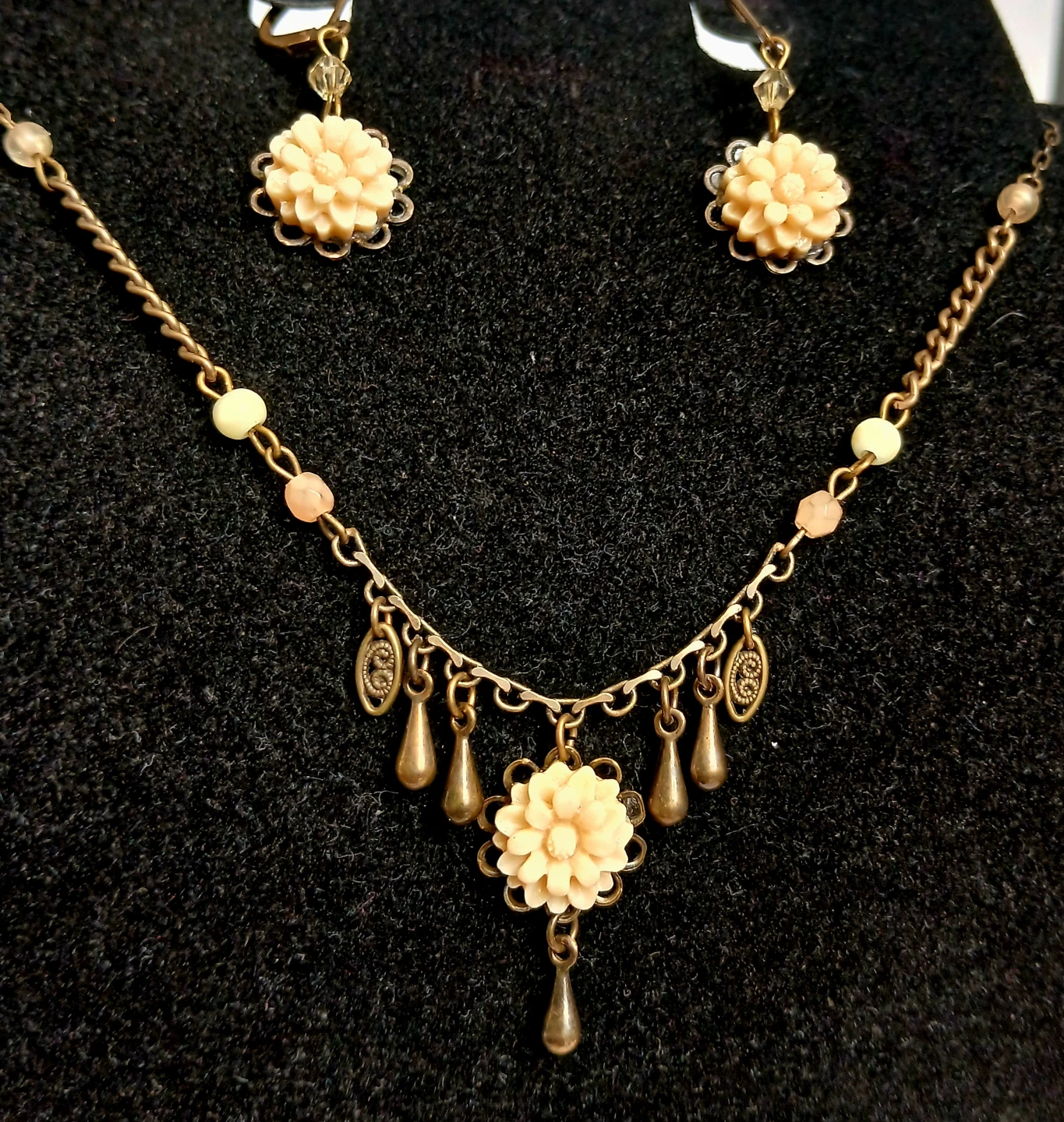 Vintage-Style Floral Necklace and Earring Set - photo 4