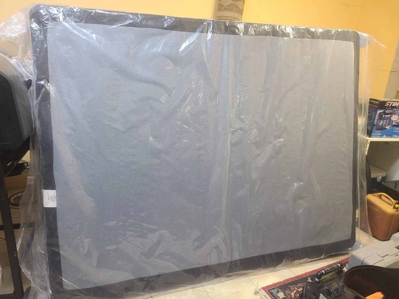 QUEEN SIZE MATTRESS FOUNDATION / BOX SPRING - LIKE NEW