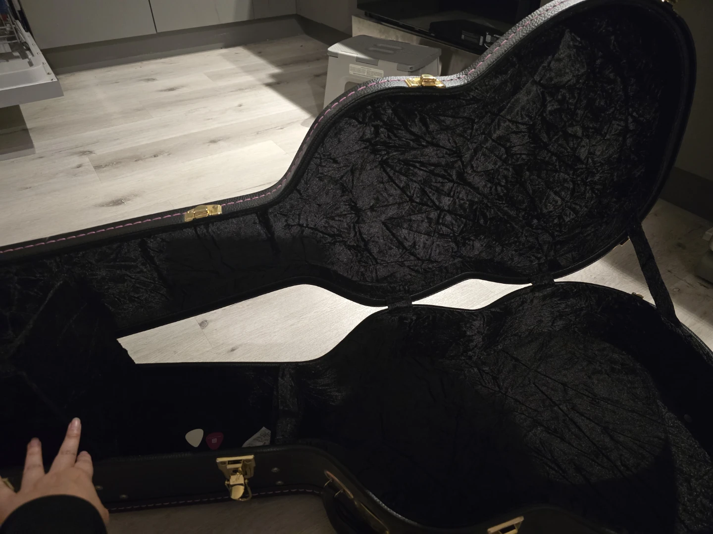 Blk Yamaha Acoustic Electric Guitar w Maton Hardshell Case - photo 3