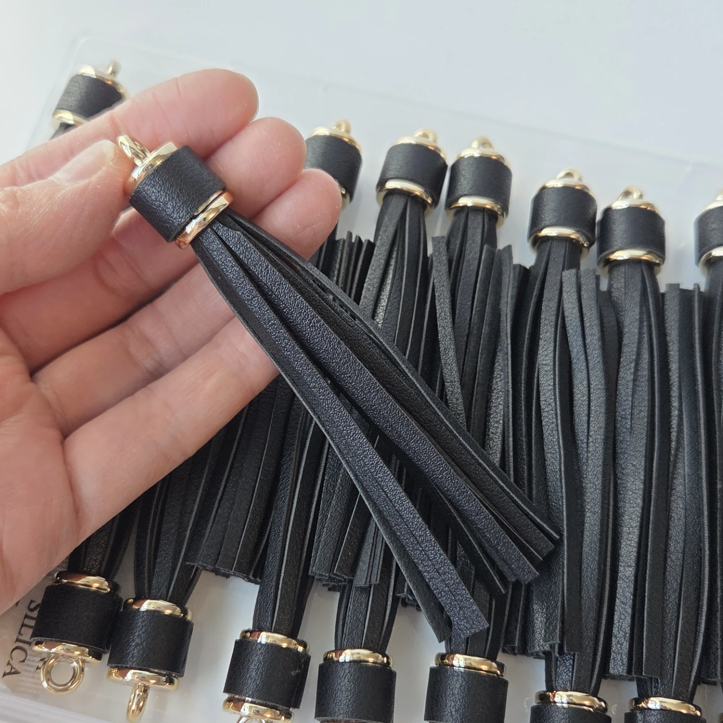 20-piece Black PU Leather Tassel with Plastic Clasp