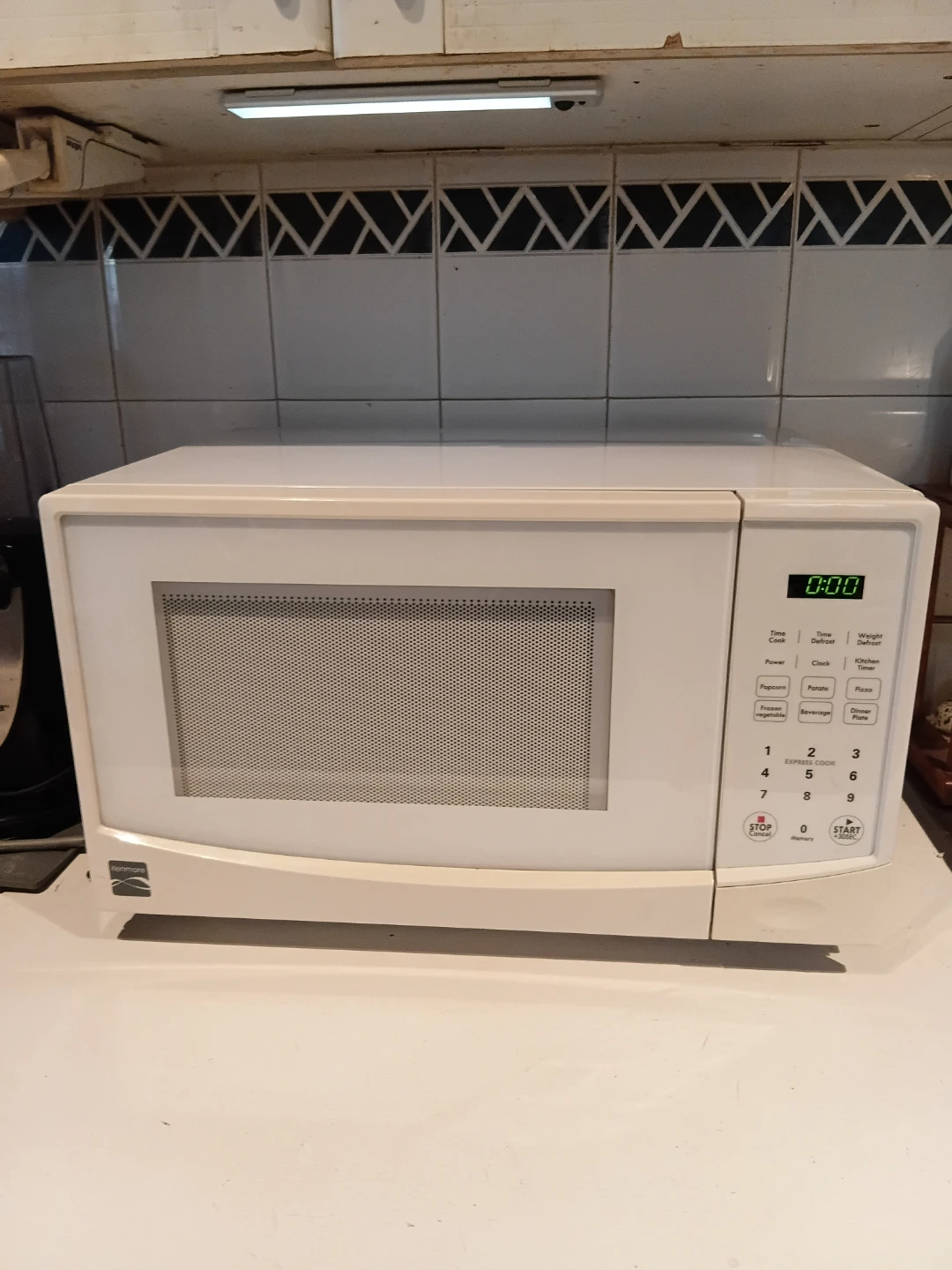 Kenmore Compact Countertop Microwave READ DESCRIPTION ON SIZE