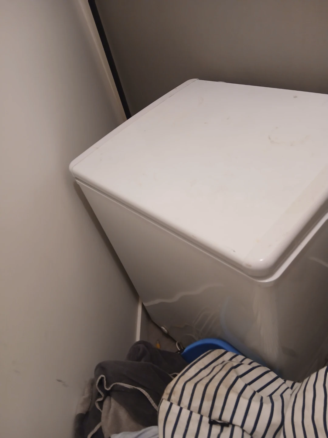 Compact White Chest Freezer - photo 2