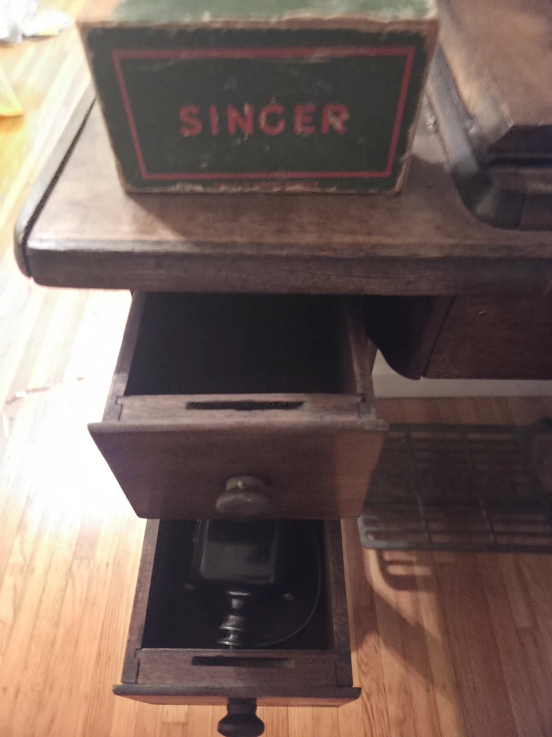 Vintage Singer Treadle Sewing Machine with Wooden Table - photo 2