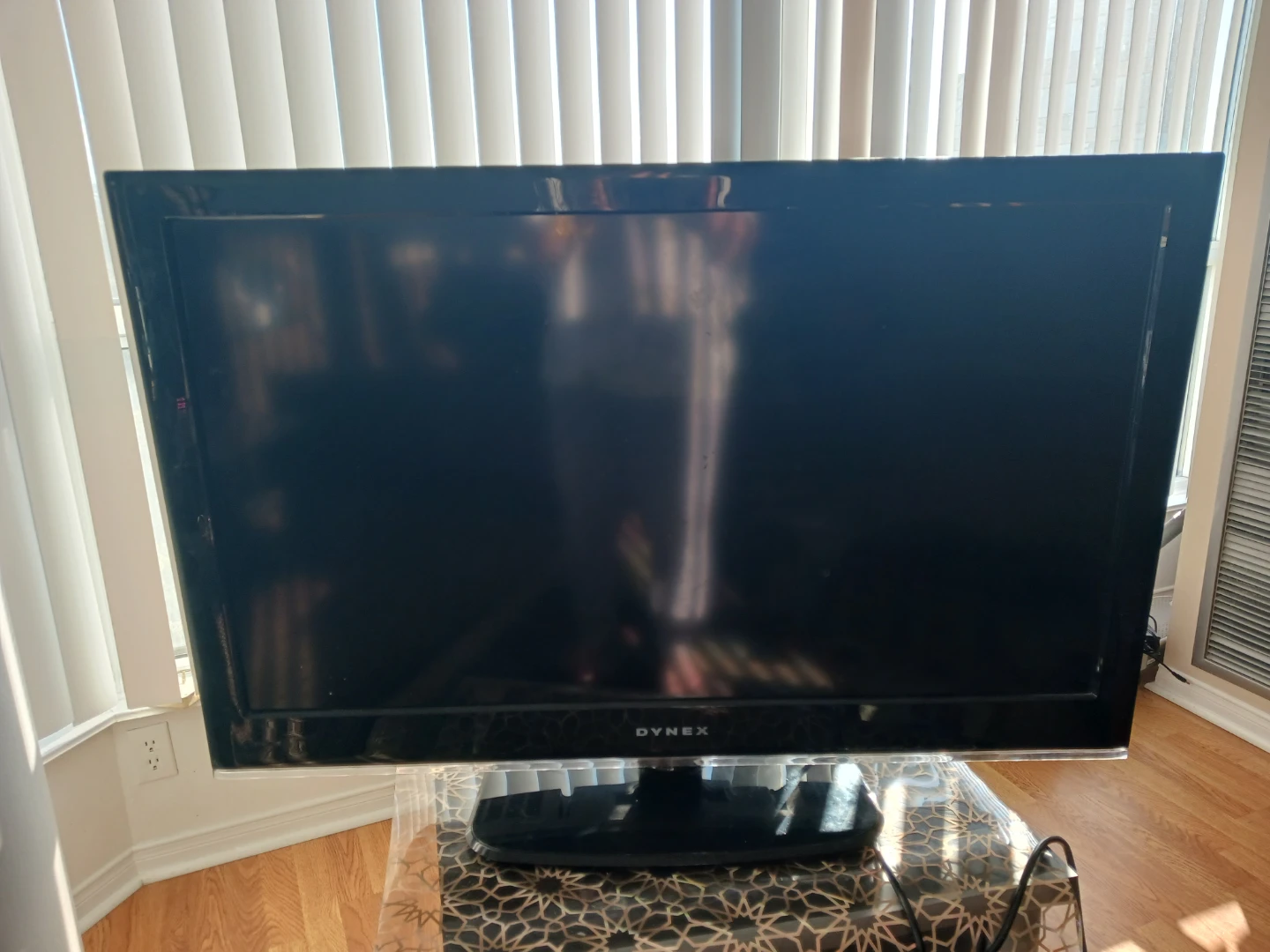 Dynex 40-inch LCD Color TV - photo 2
