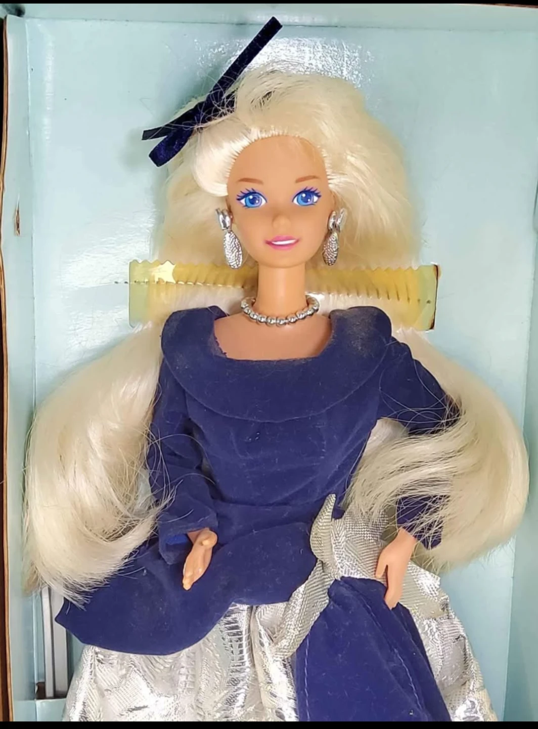Winter Velvet Barbie doll  Avon Exclusive Model 15571 1995 - photo 2