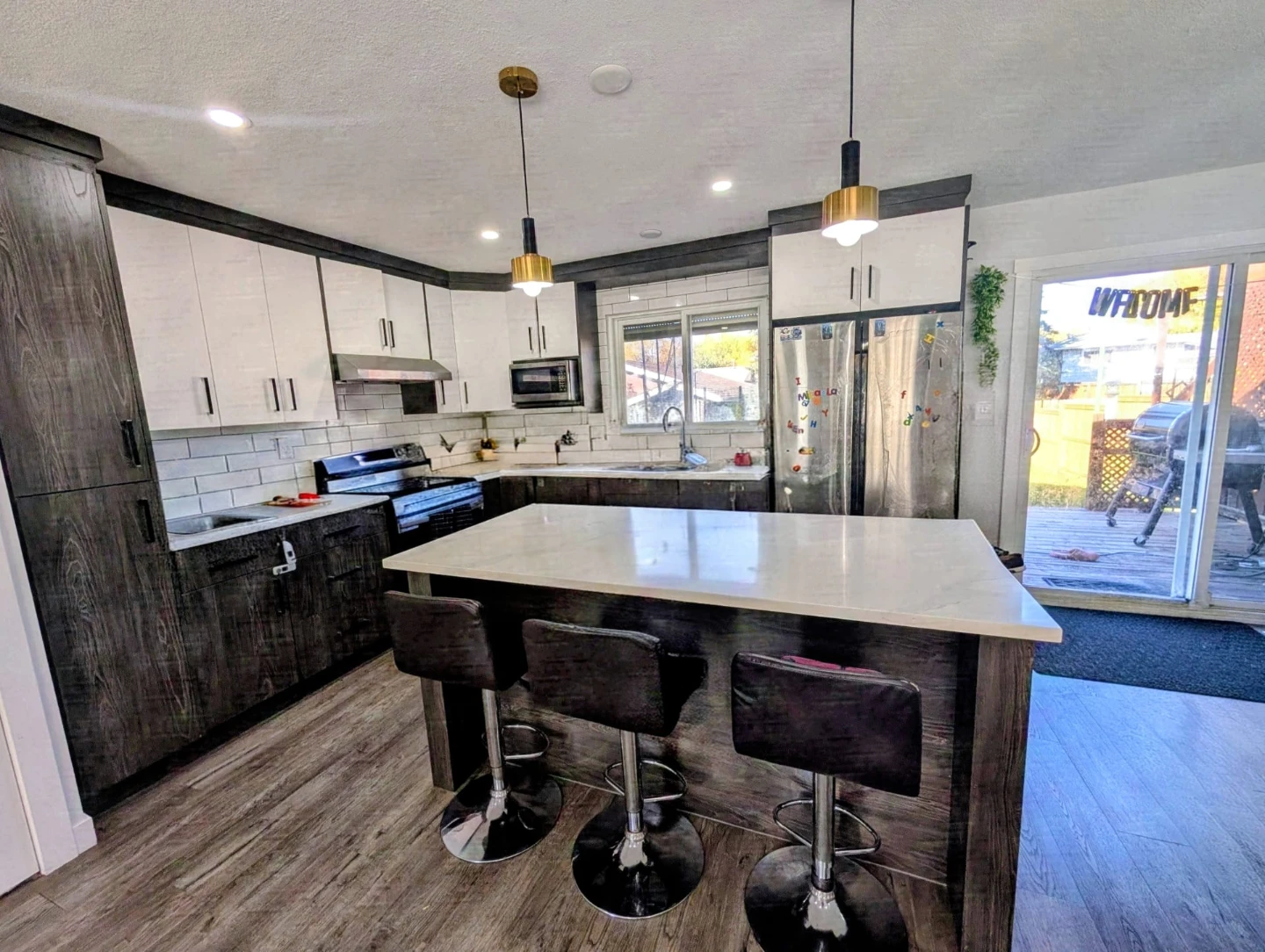 STUNNING & SPACIOUS 3-BED, 1.5-BATH MAIN/UPPER FLOOR RENTAL ! 🔥