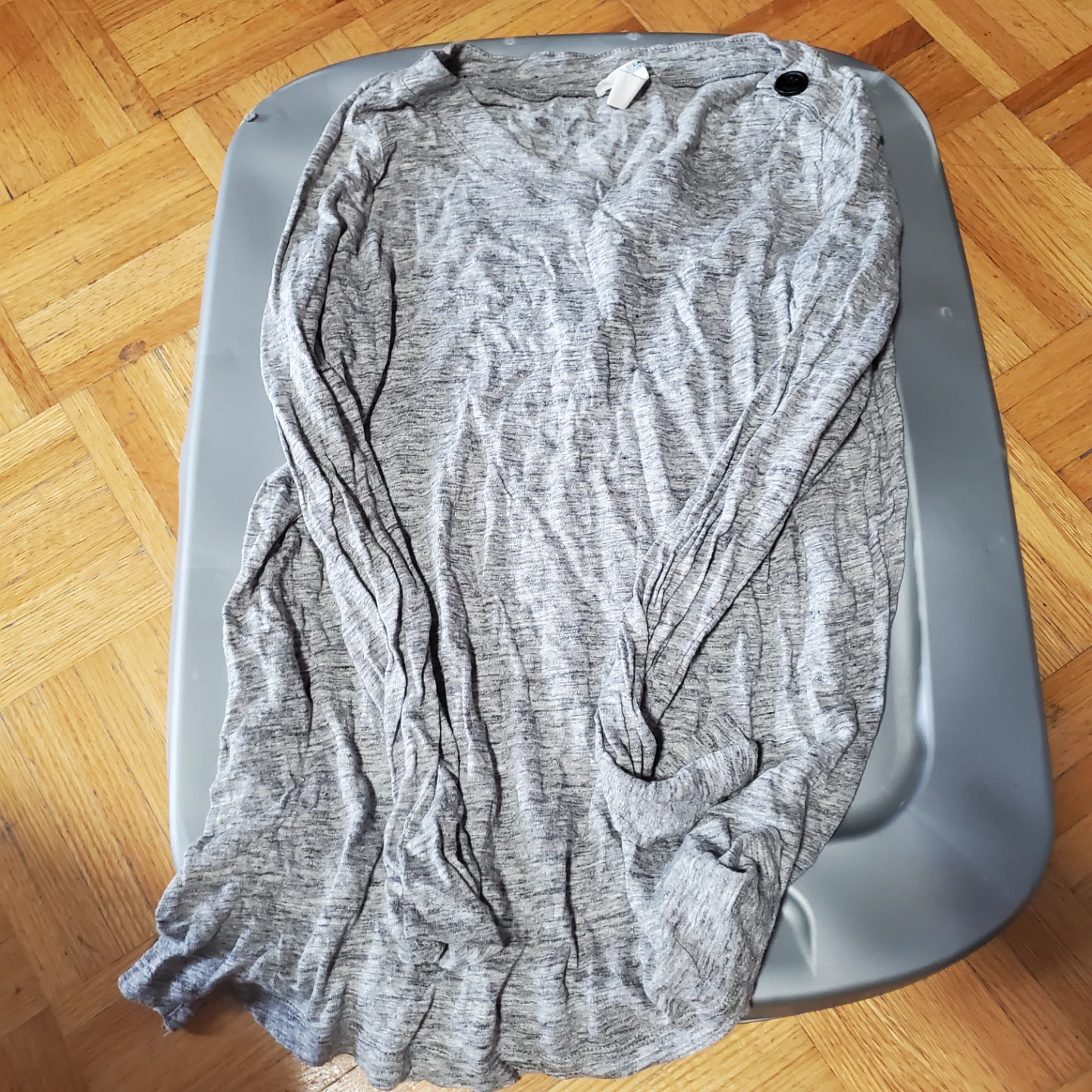 Grey long-sleeved shirt
