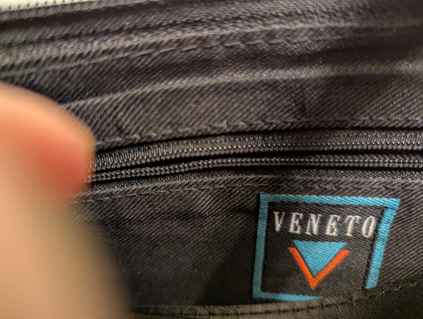 Veneto Black Leather Crossbody Bag - photo 3