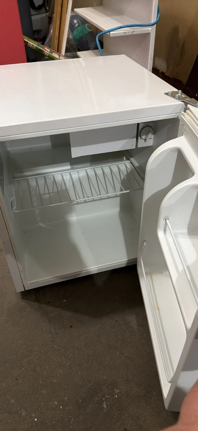 Hamilton Beach Mini Fridge - photo 2