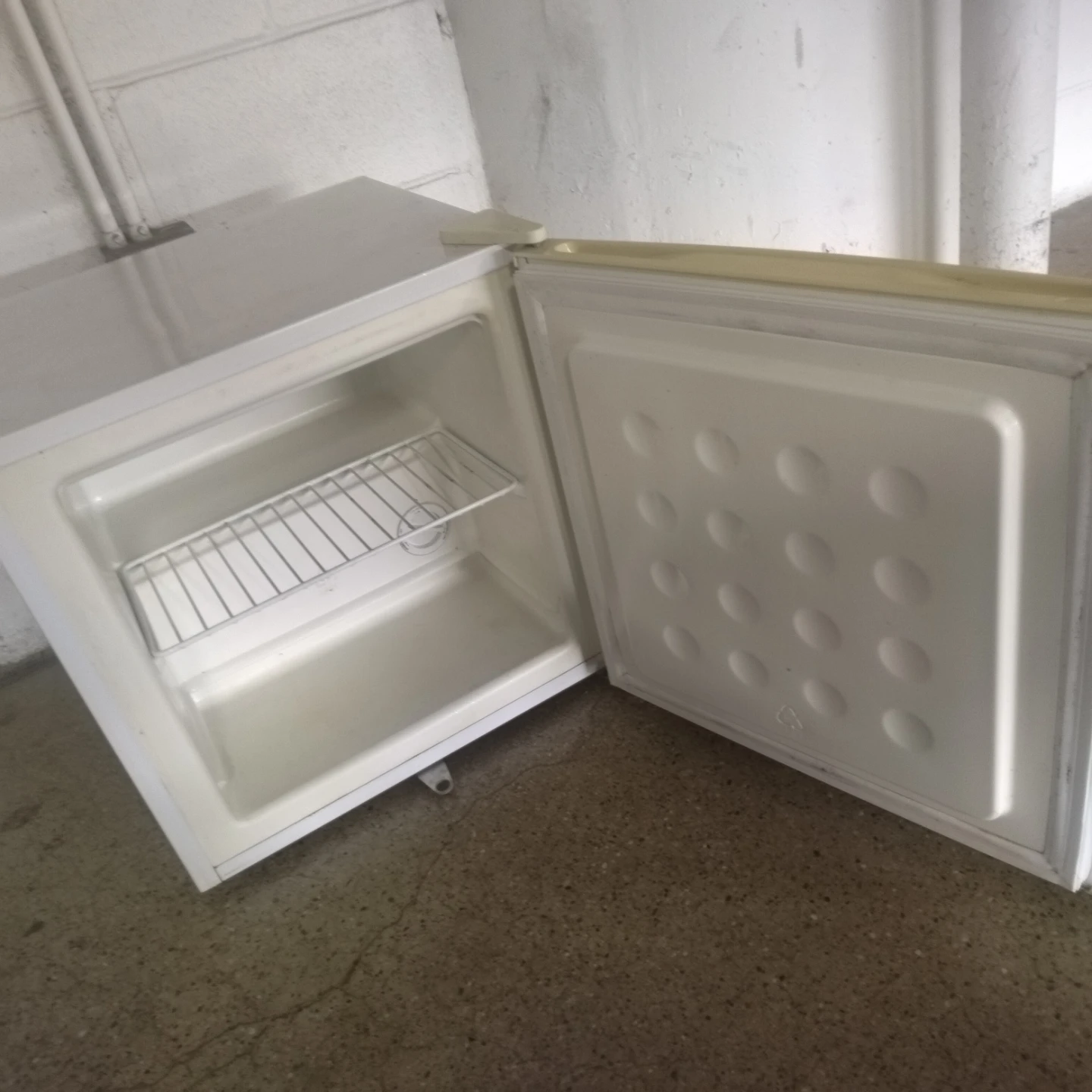 Small refrigerator - photo 2