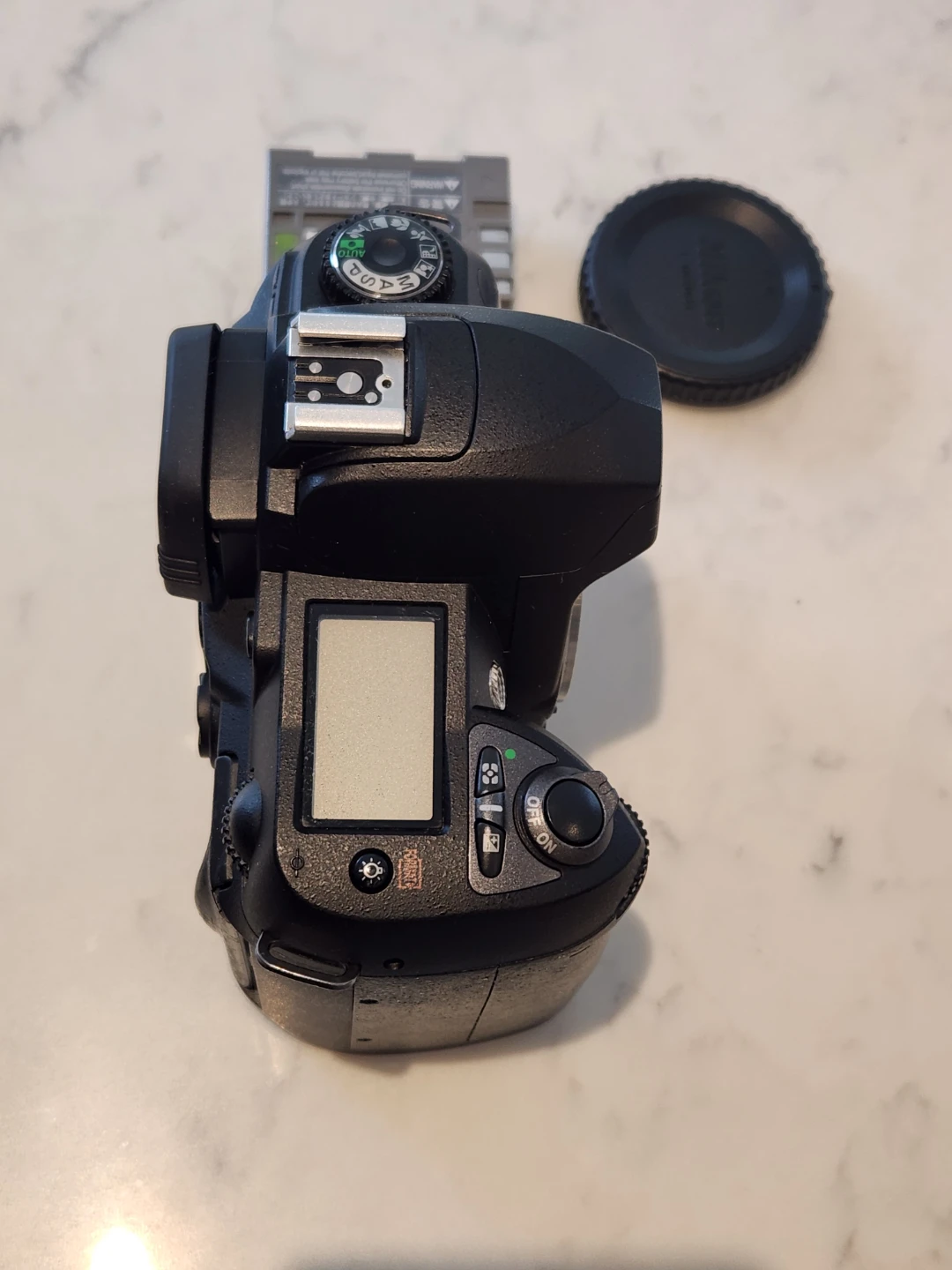 Nikon D70s - like new + battery and body cap - photo 3