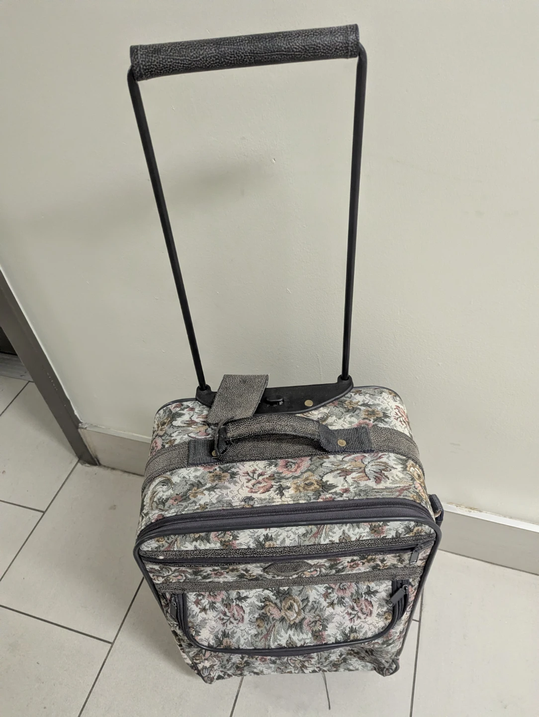 Vintage Jordache rolling suitcase - photo 3