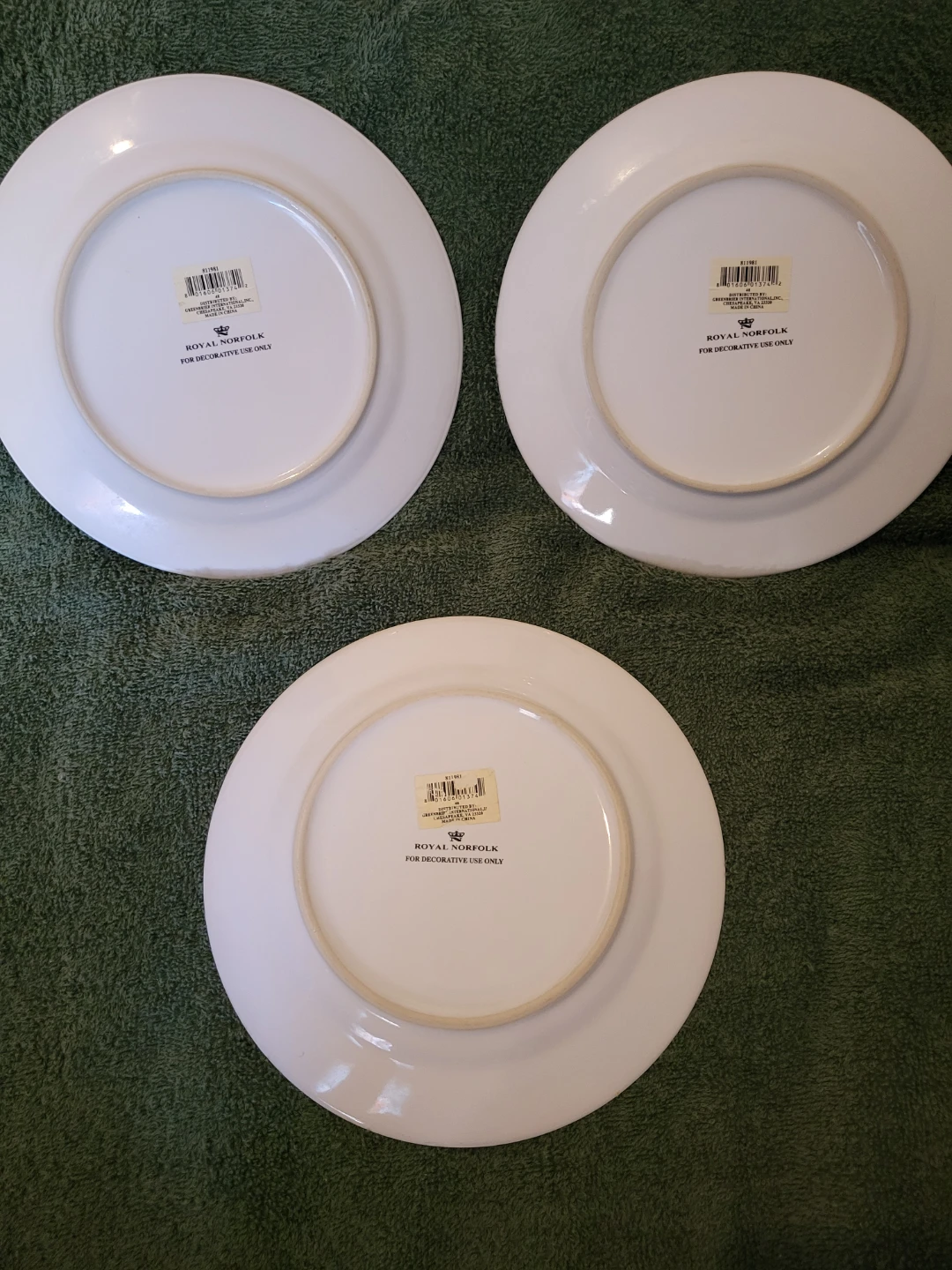 Set of 3 Royal Norfolk Christmas Santa Decorative Plates - photo 2