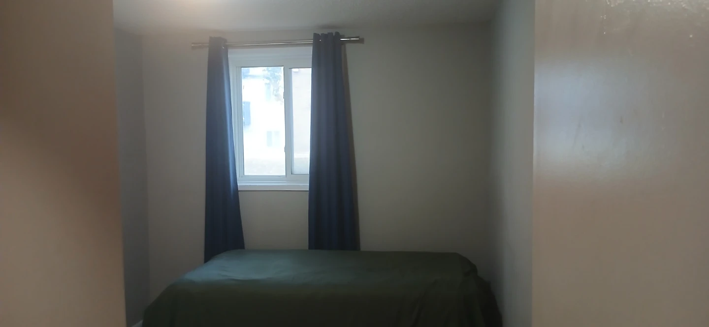 Bright & clean Room for rent- Near Belvedere Transit Centre - photo 5