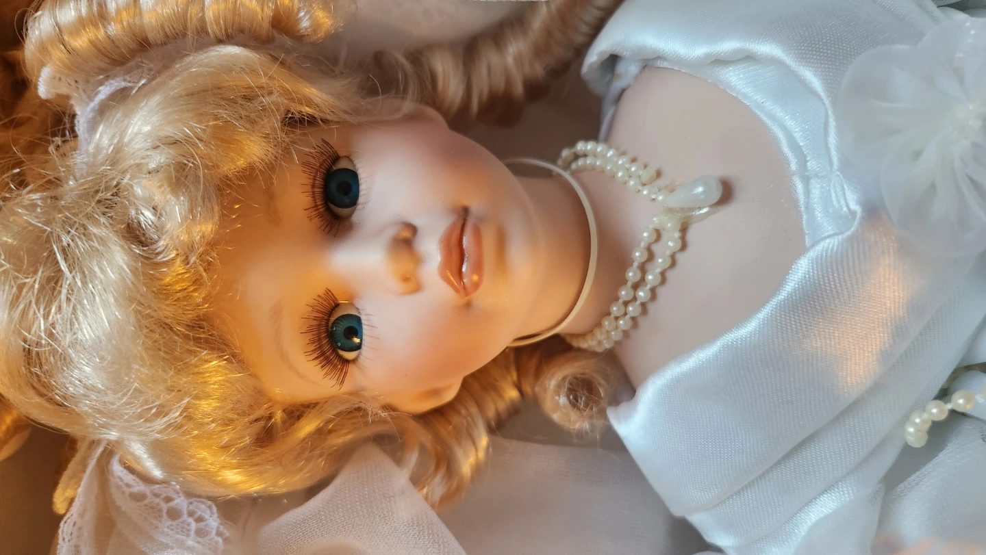 Porcelain Bride Doll - photo 2
