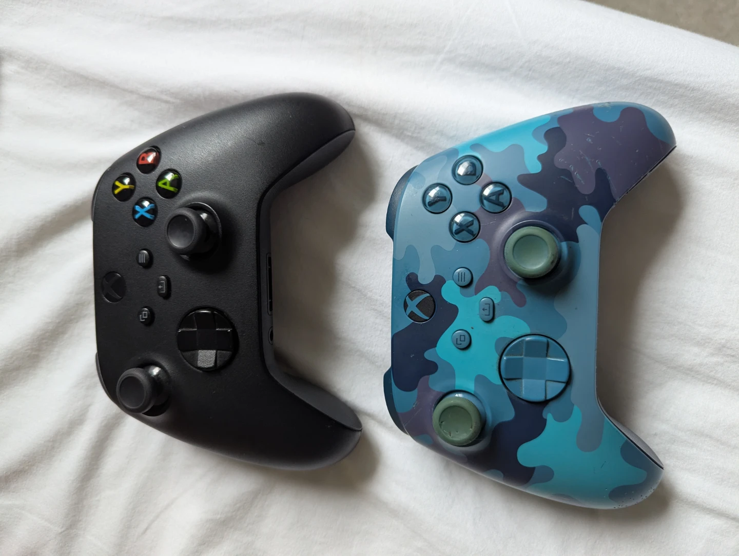 Xbox one and 2 controllers - photo 4