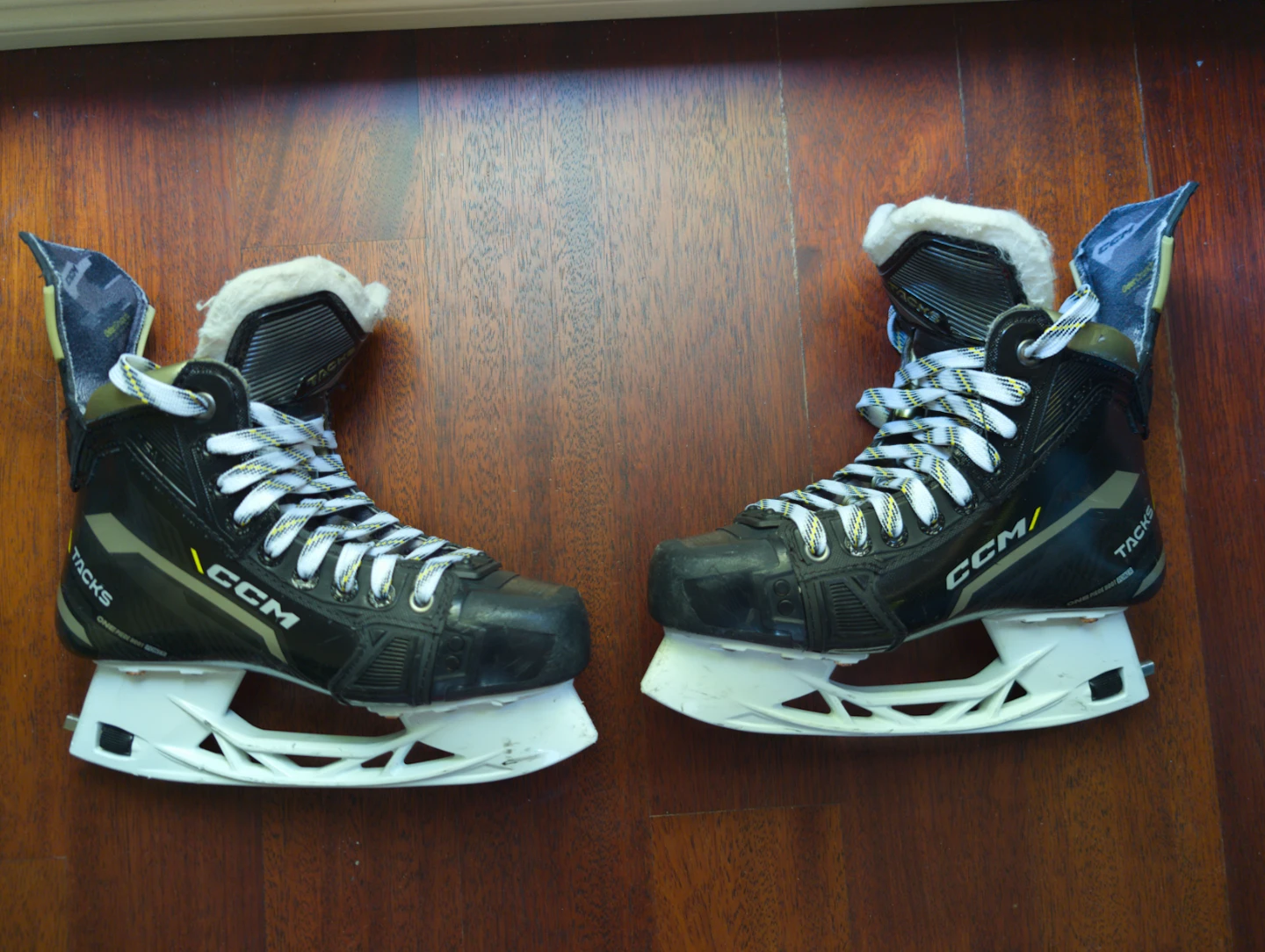 CCM Tacks AS-V Hockey Skates Size 4.5 - photo 2