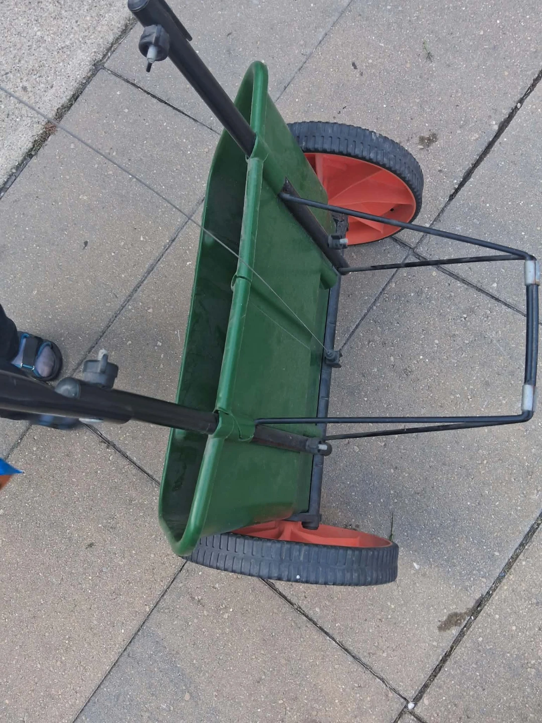 Scotts EvenGreen Lawn Spreader - photo 4