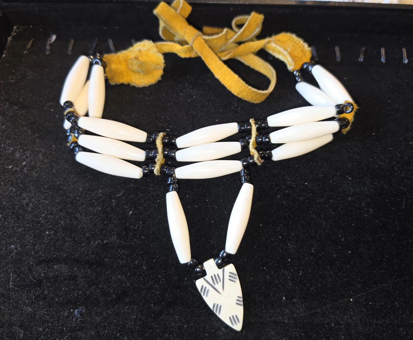 Indigenous-style bone bead choker necklace - photo 4
