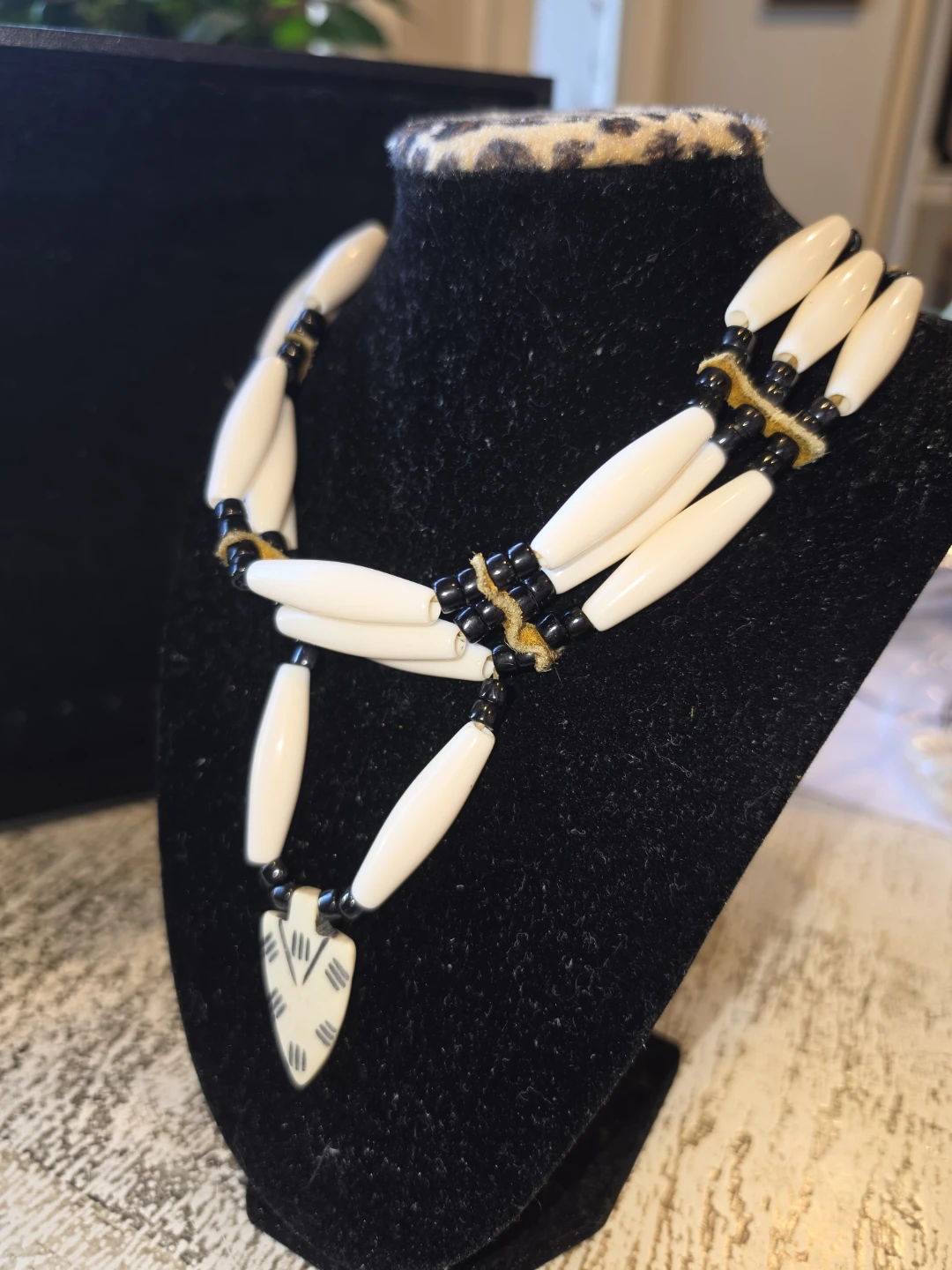 Indigenous-style bone bead choker necklace - photo 3