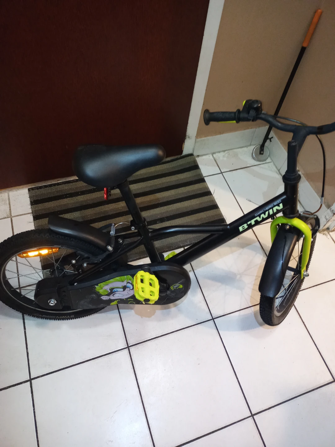 B Twin Dark Hero 500 Bike - 16" Wheels - Ages 4-6 - photo 4