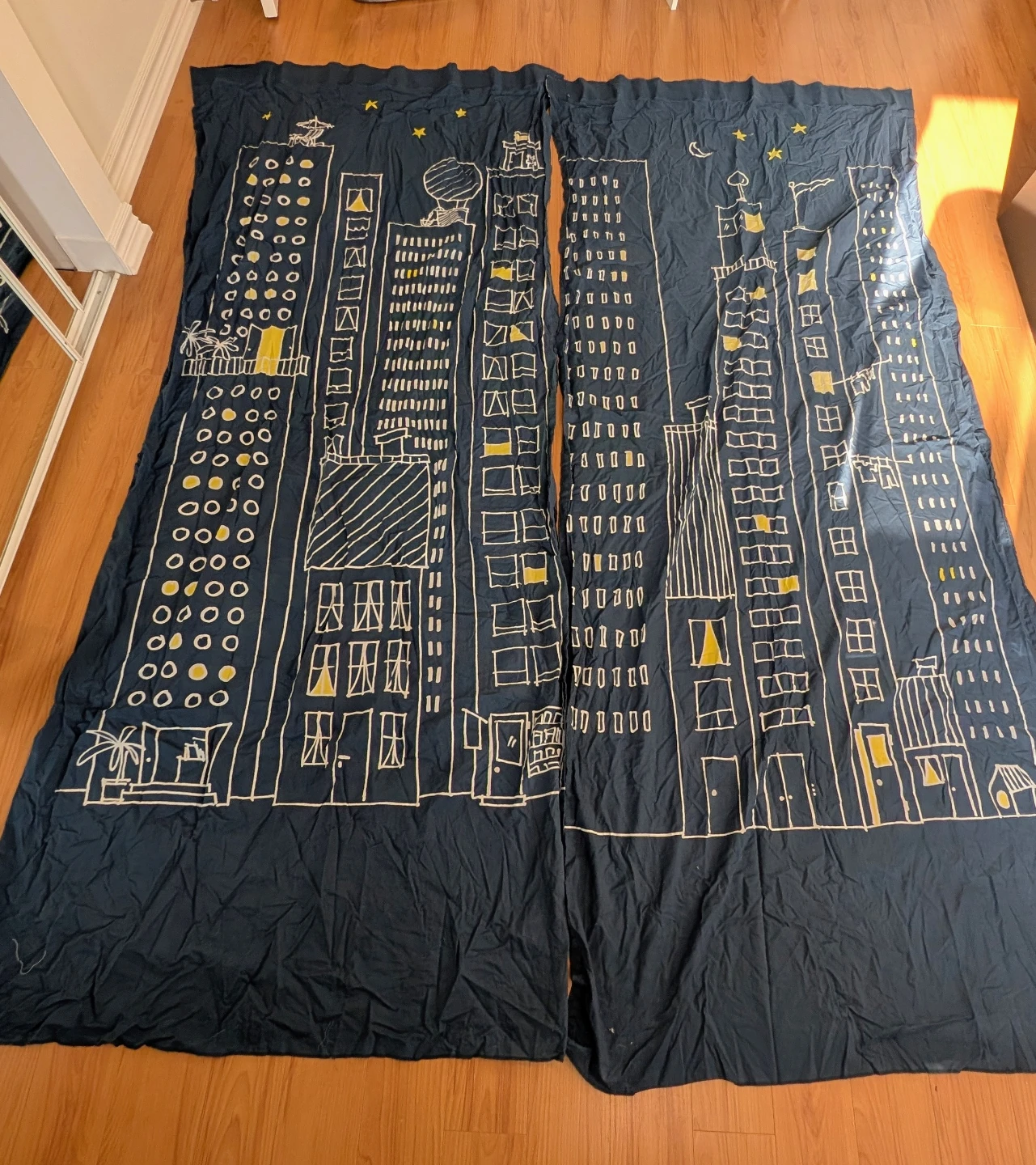 Brand New Set of Two Cityscape Print Curtains - photo 2