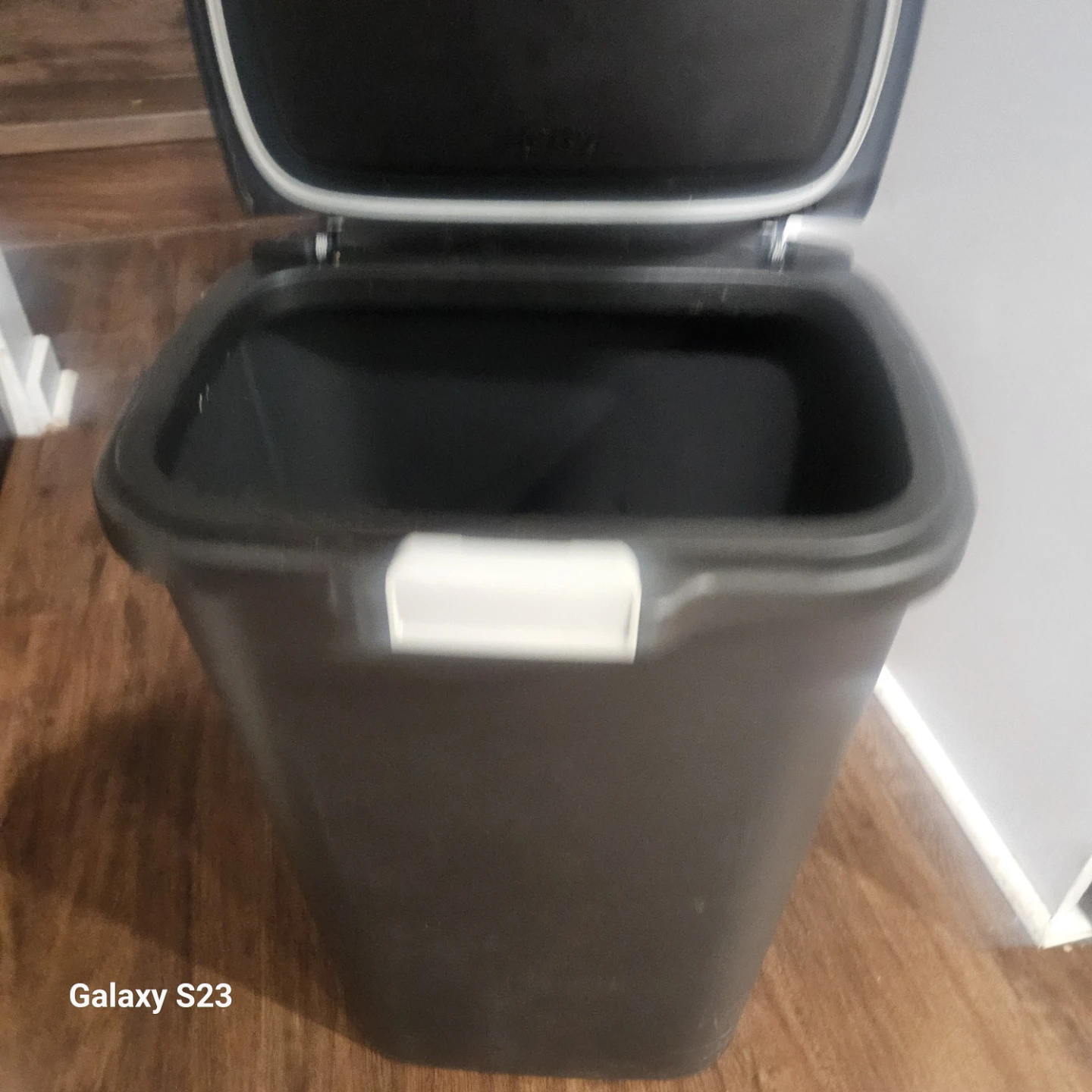 Hefty Odor Control Touch Lid Trash Can - photo 2