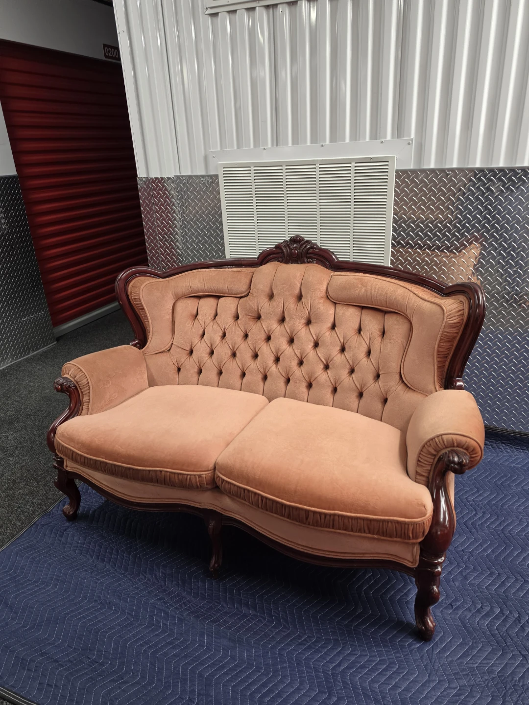 Vintage Style Peach Velvet Loveseat - photo 3
