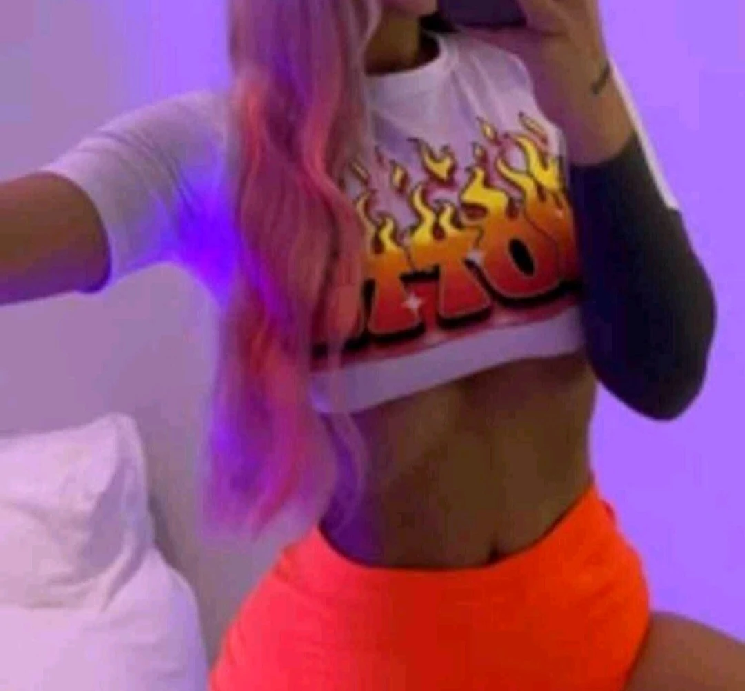 New Womens "Hottie" Graphic Tee Crop Top - photo 2