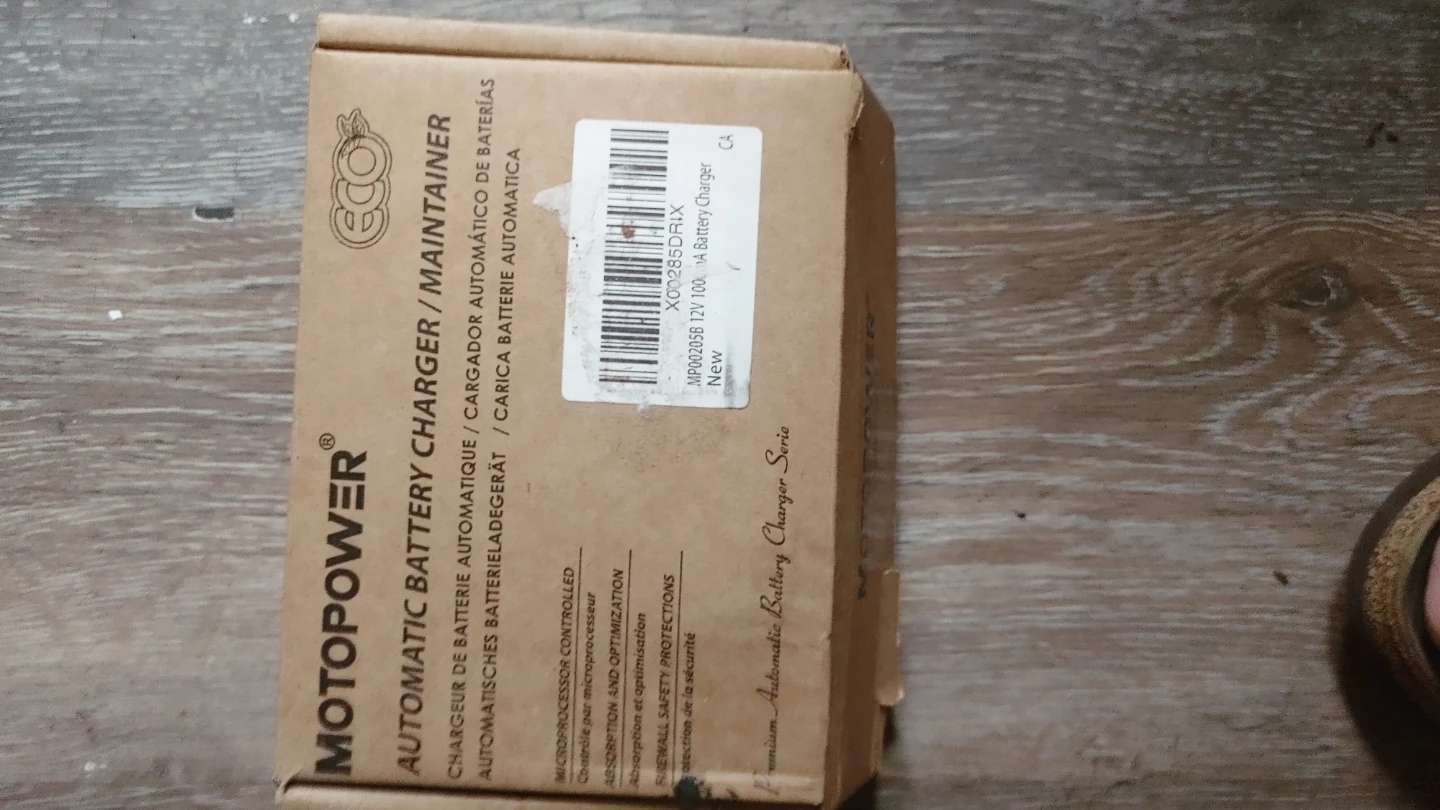 MotoPower 12V 1000mA Automatic Battery Charger