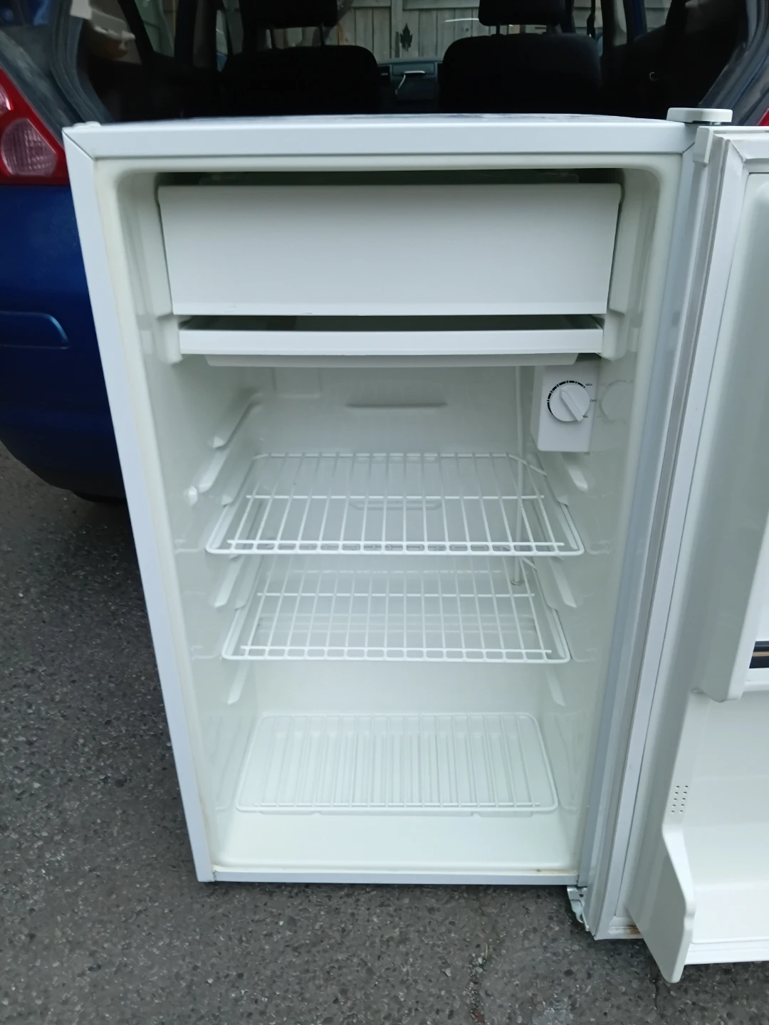 Sanyo Compact White Mini Fridge - photo 2