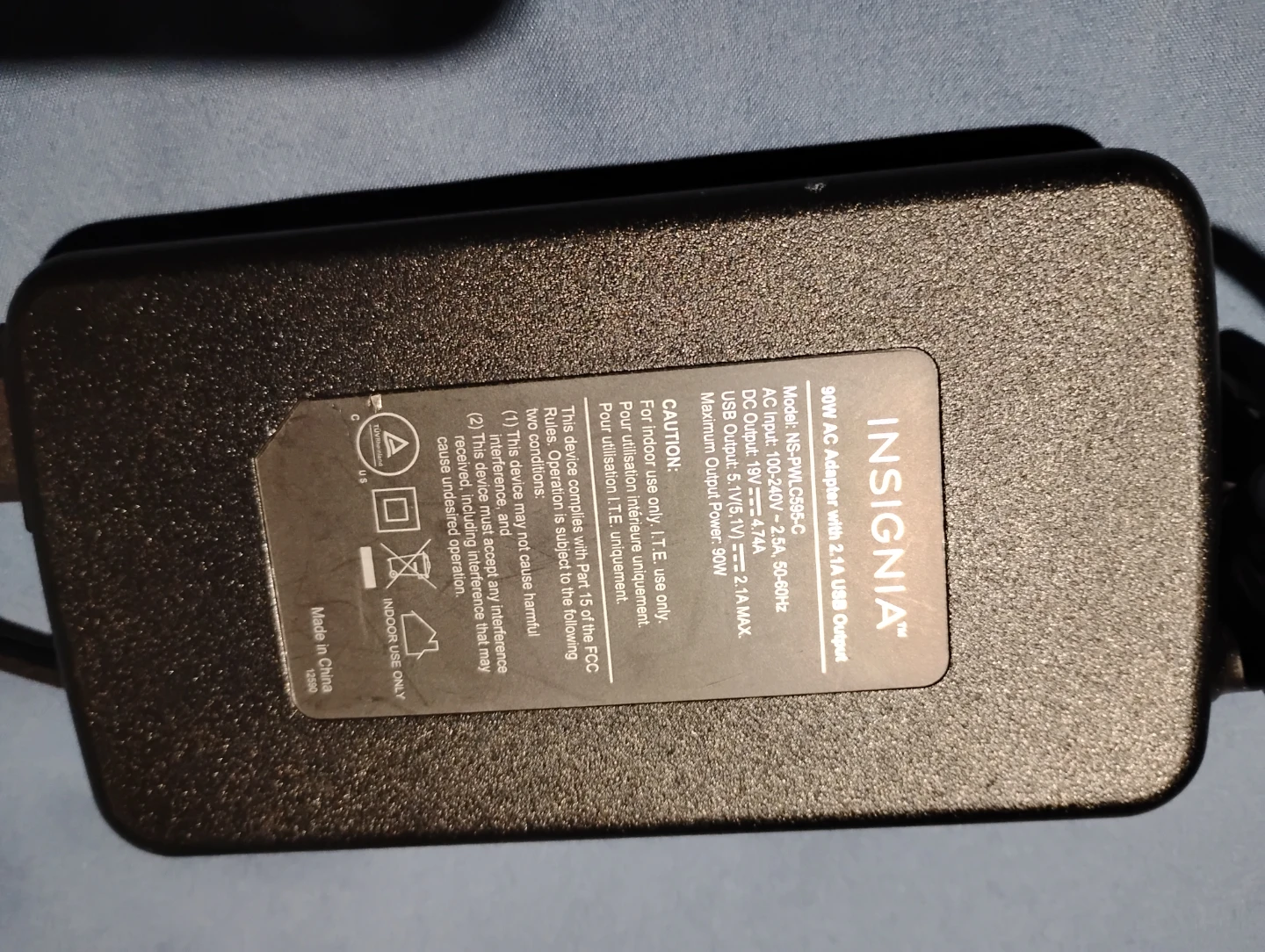 Insignia 90W Universal Laptop Charger - photo 3