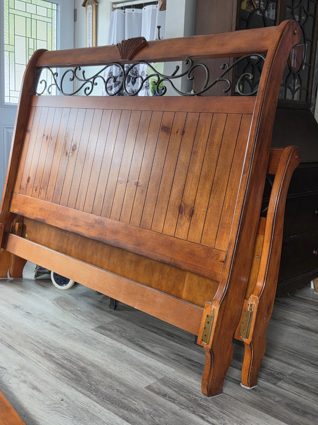 Queen sleigh bed
