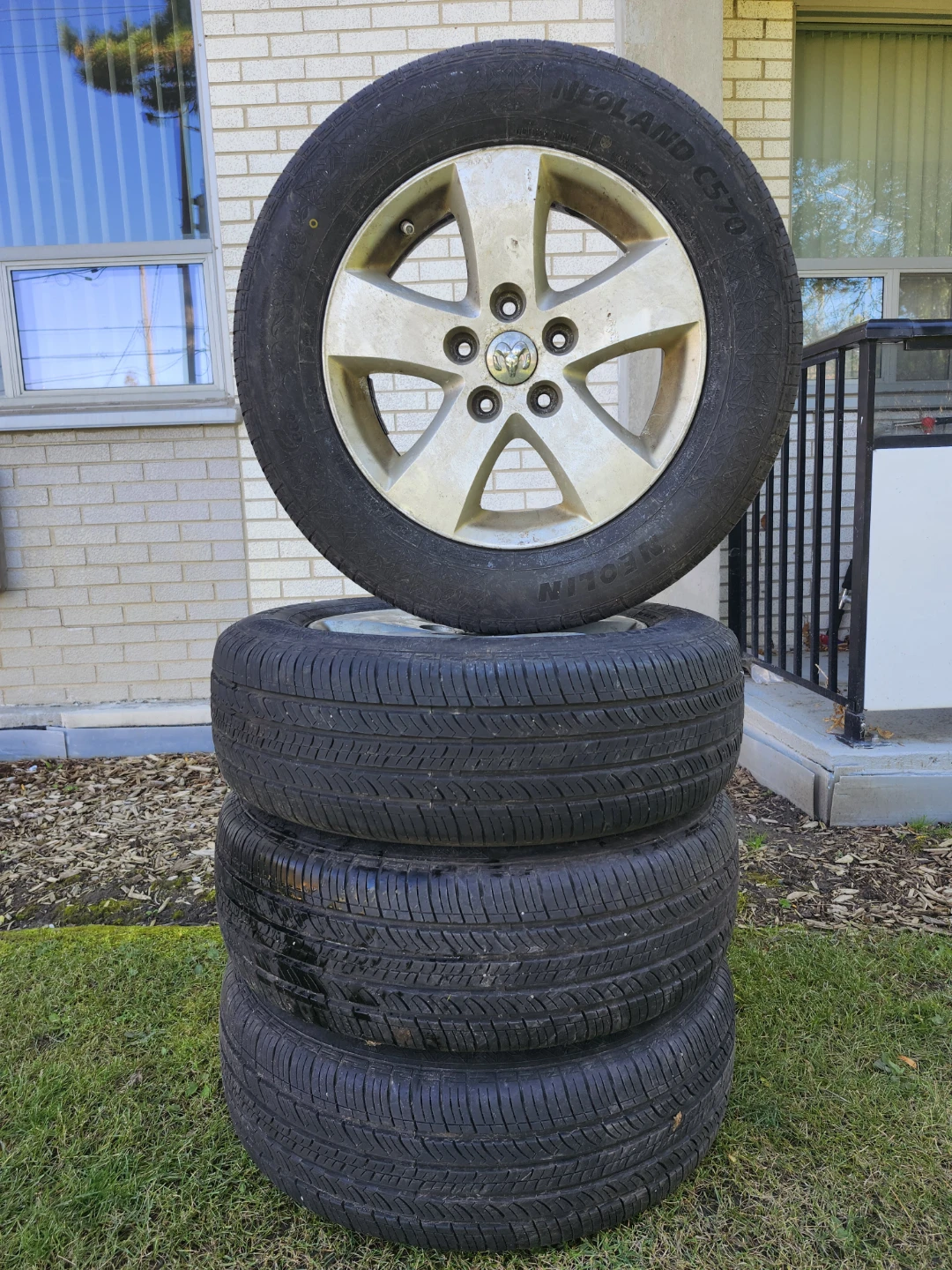 Set of 4 All season like new Tires on alloy Rims with sensor - photo 3