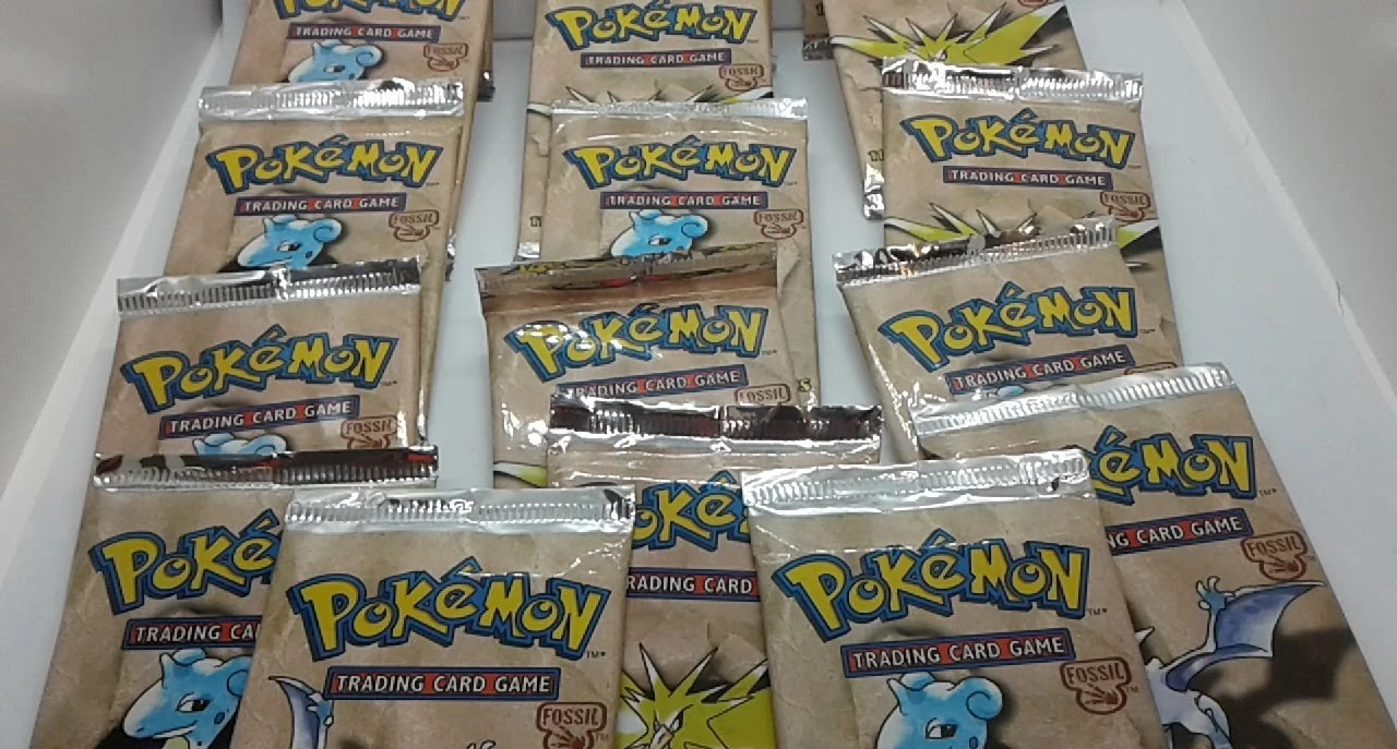 Lot of 11 Sealed Pokemon Fossil Booster Packs 1997
