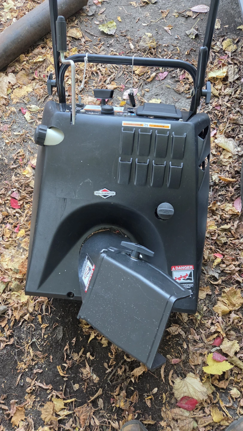 Briggs and Stratton snow blower for parts - photo 3