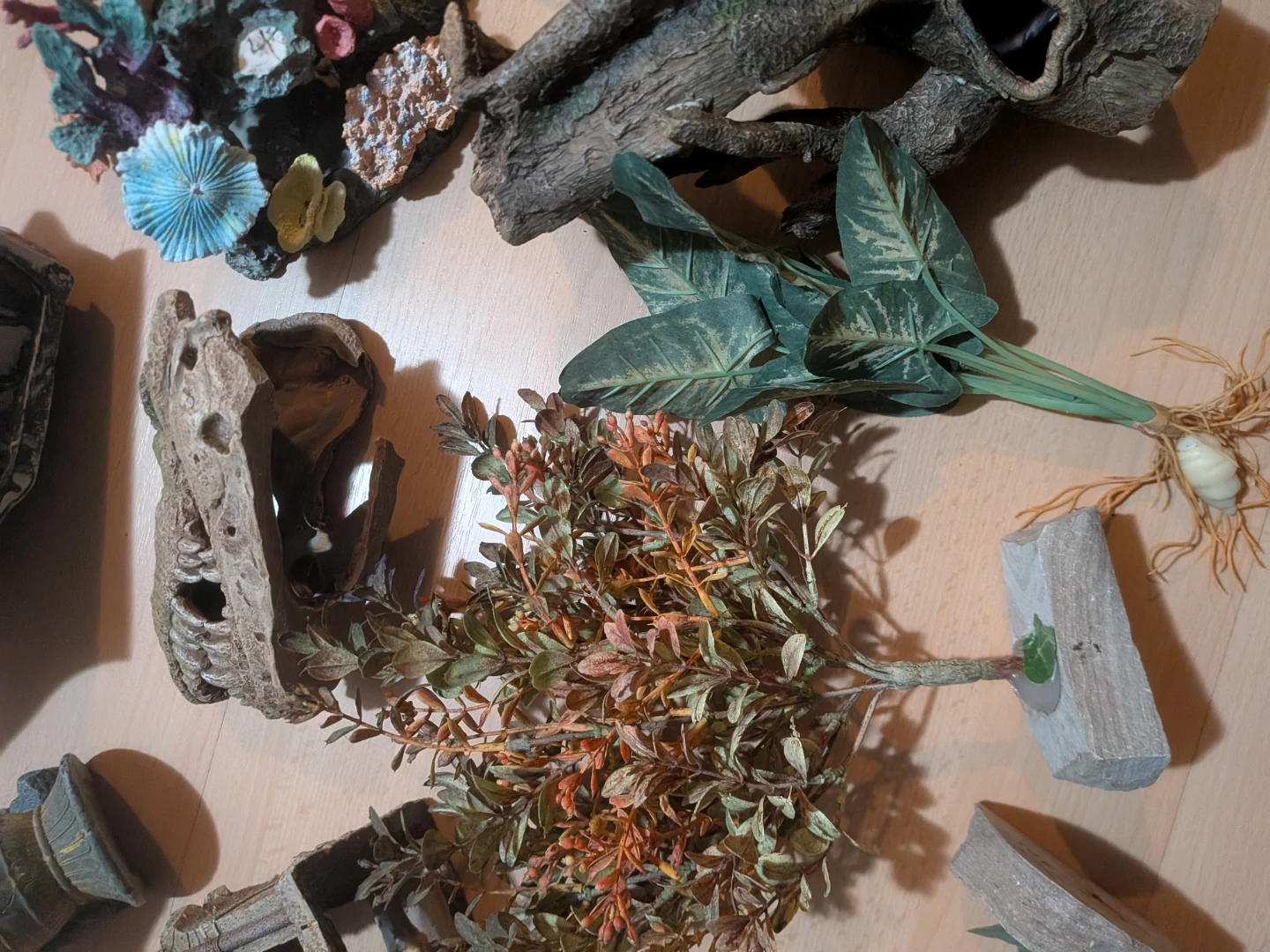 Assorted Aquarium Ornaments and Plants - photo 3