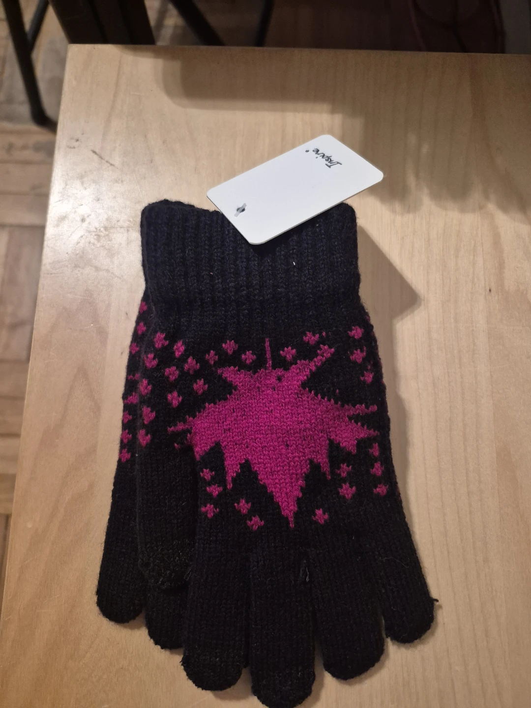 BN)1 pair of gloves and Studio Ink ballpoint pens
