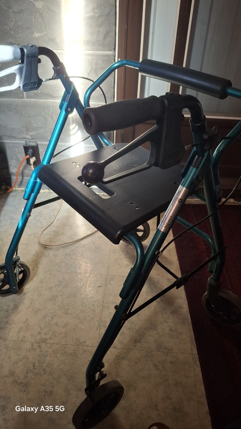 Drive Medical 4200DX Four Wheel Rollator Walker - photo 2