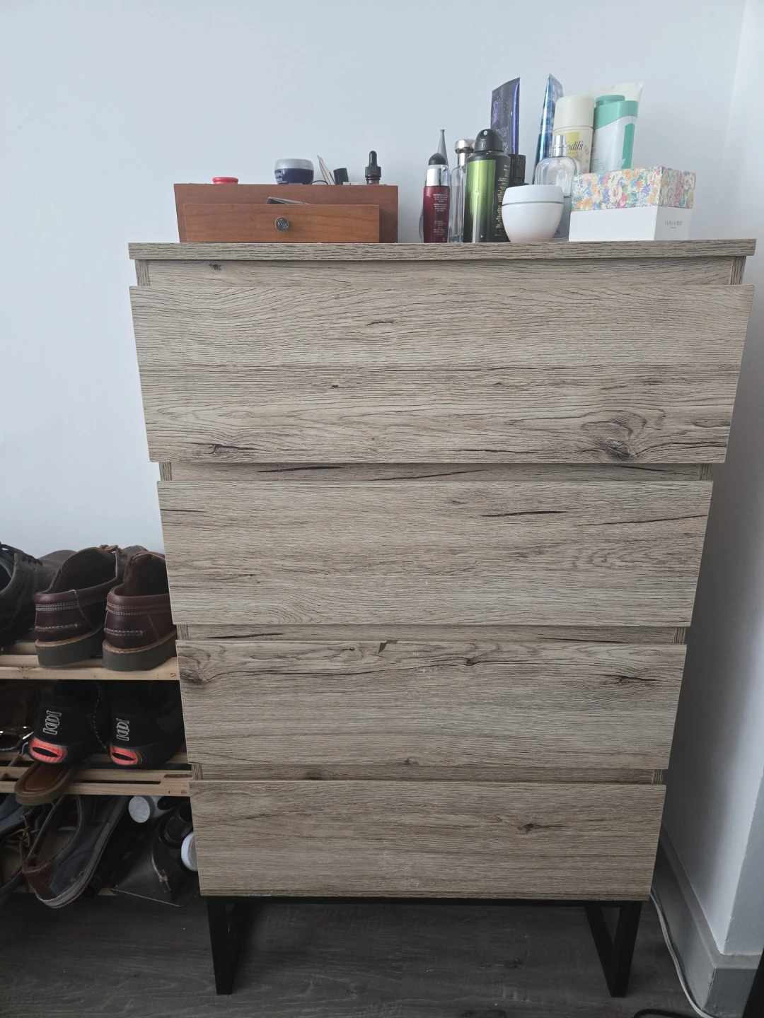 4-Drawer Wood Grain Dresser