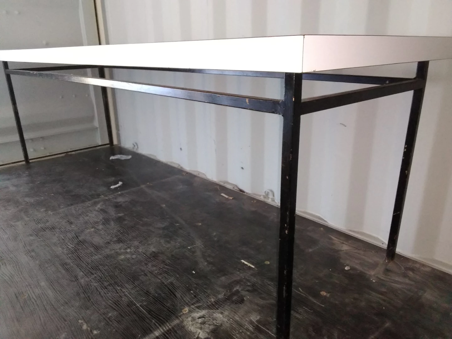 Heavy non-collapsible white laminate table with steel legs - photo 3